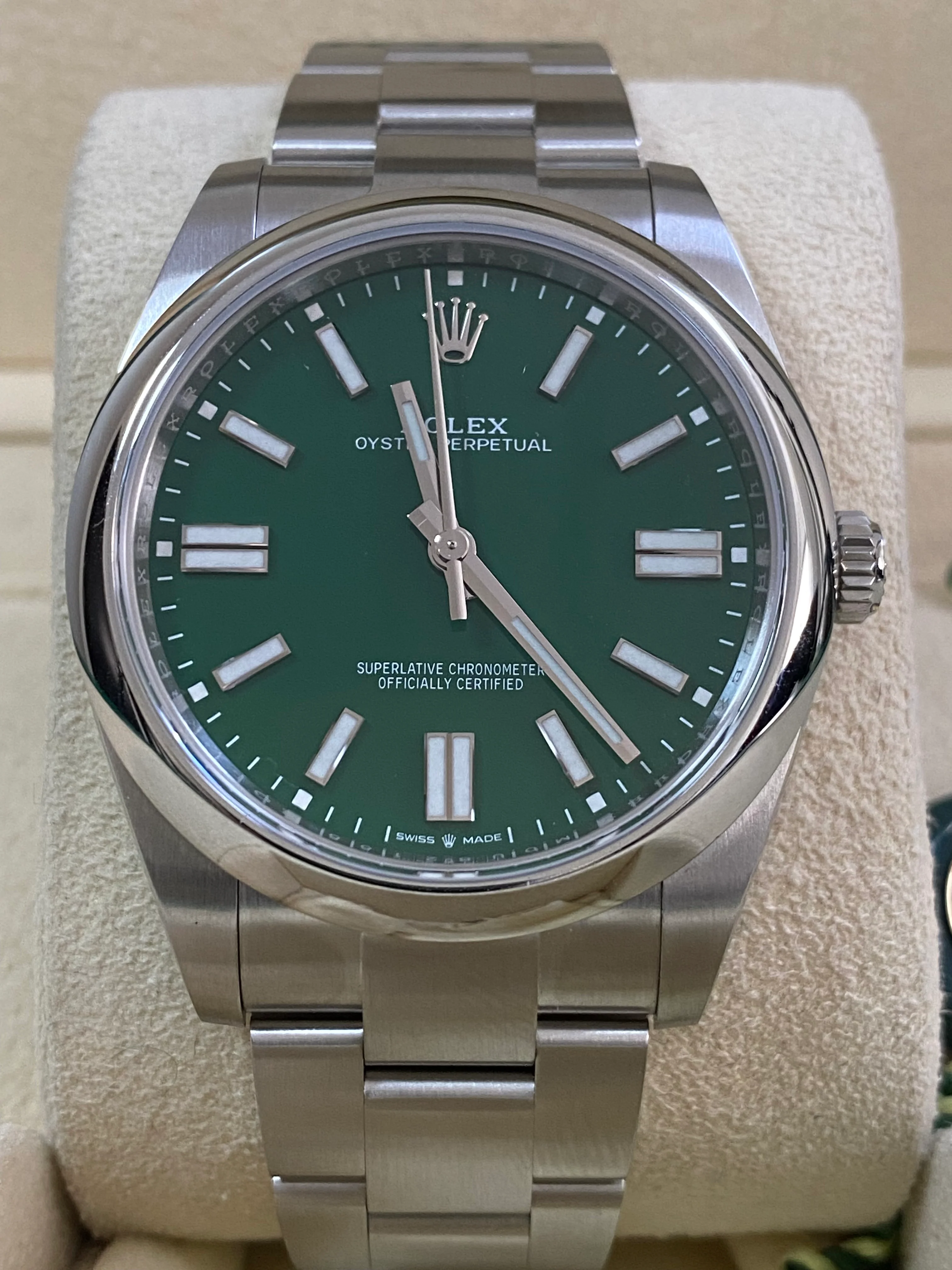 Rolex Oyster Perpetual 41 - 2024 - Domed Bezel - Green Index Dial - Oyster Bracelet - 124300 *COMPLETE SET*