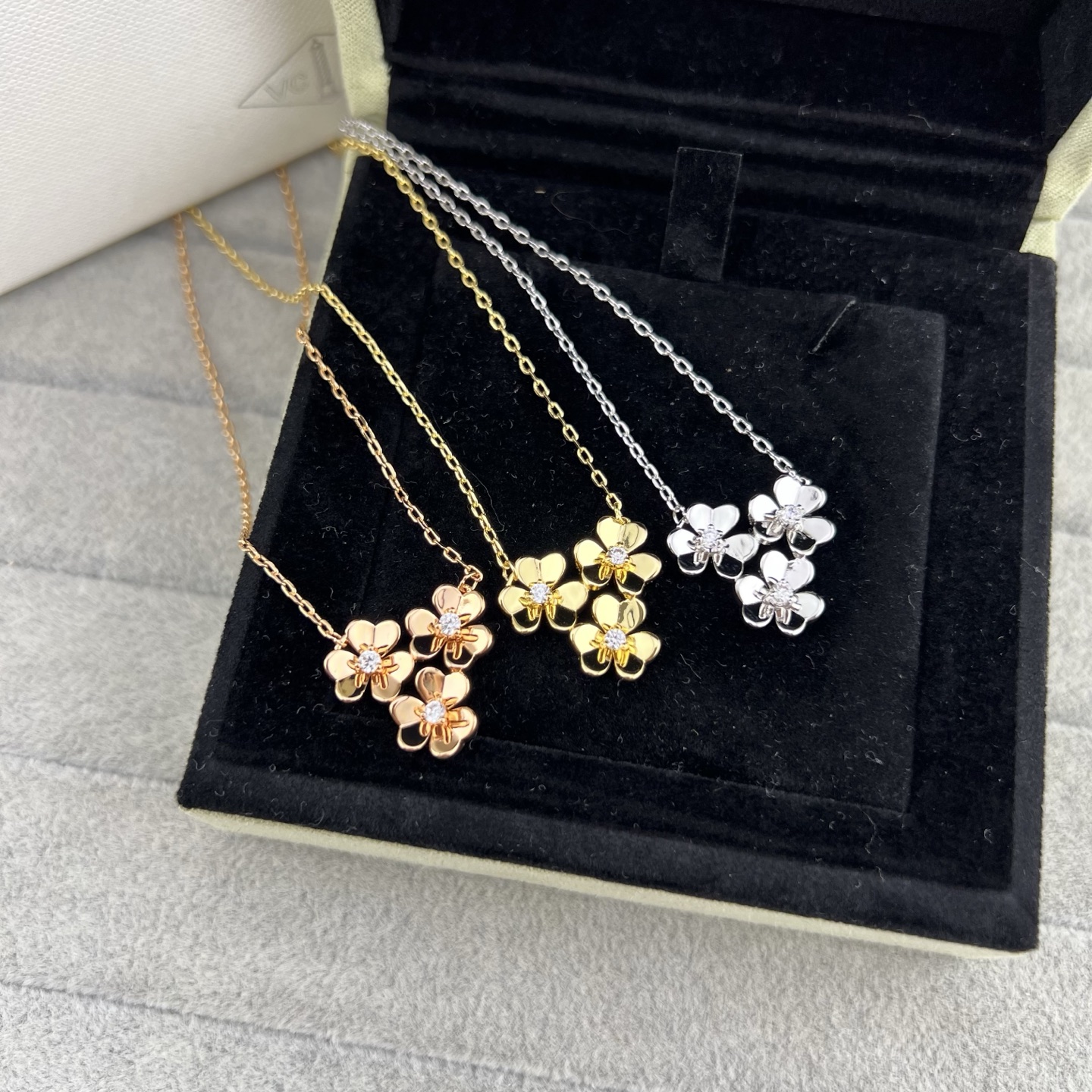 3‑Flower Pendant Necklace - Artisantouchss