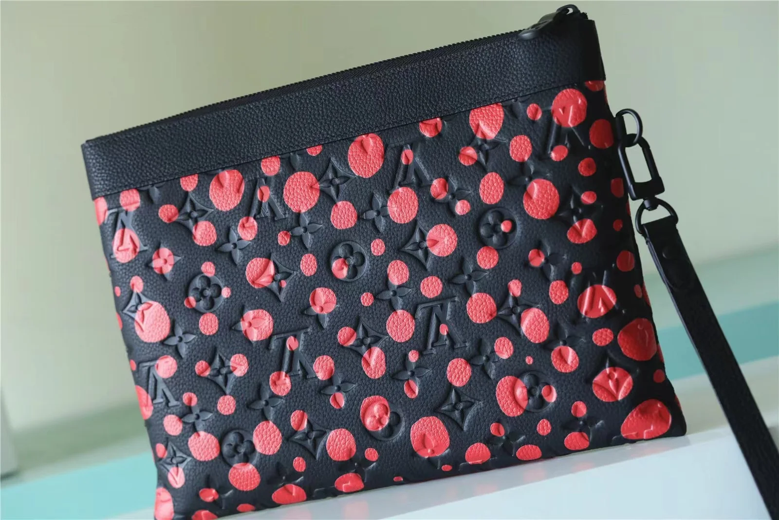 LVxYK Pochette To Go Monogram Pattern Black By Yayoi Kusama For Men 11.8in/30cm M82019