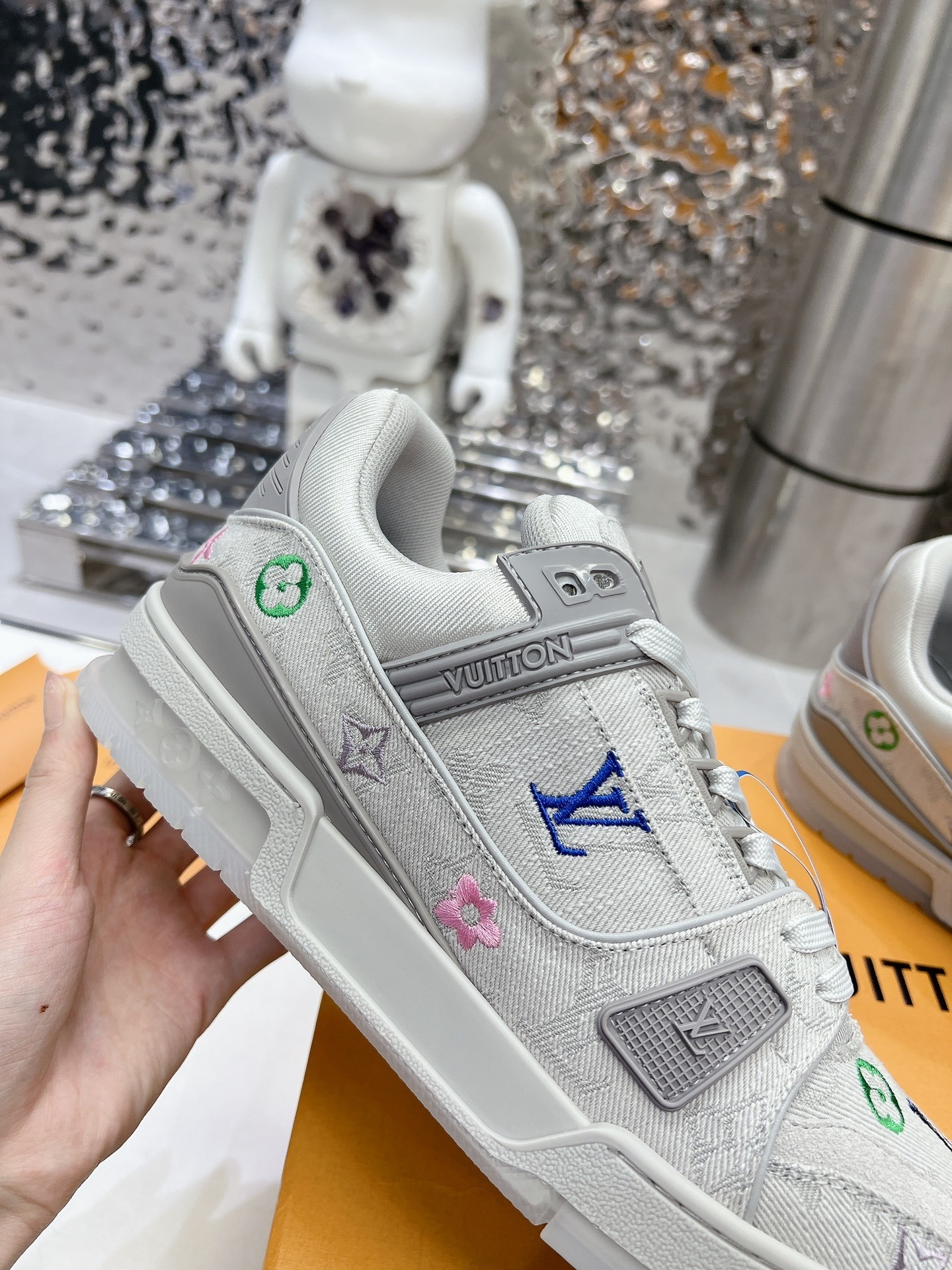 L X V TRAINER detail 7