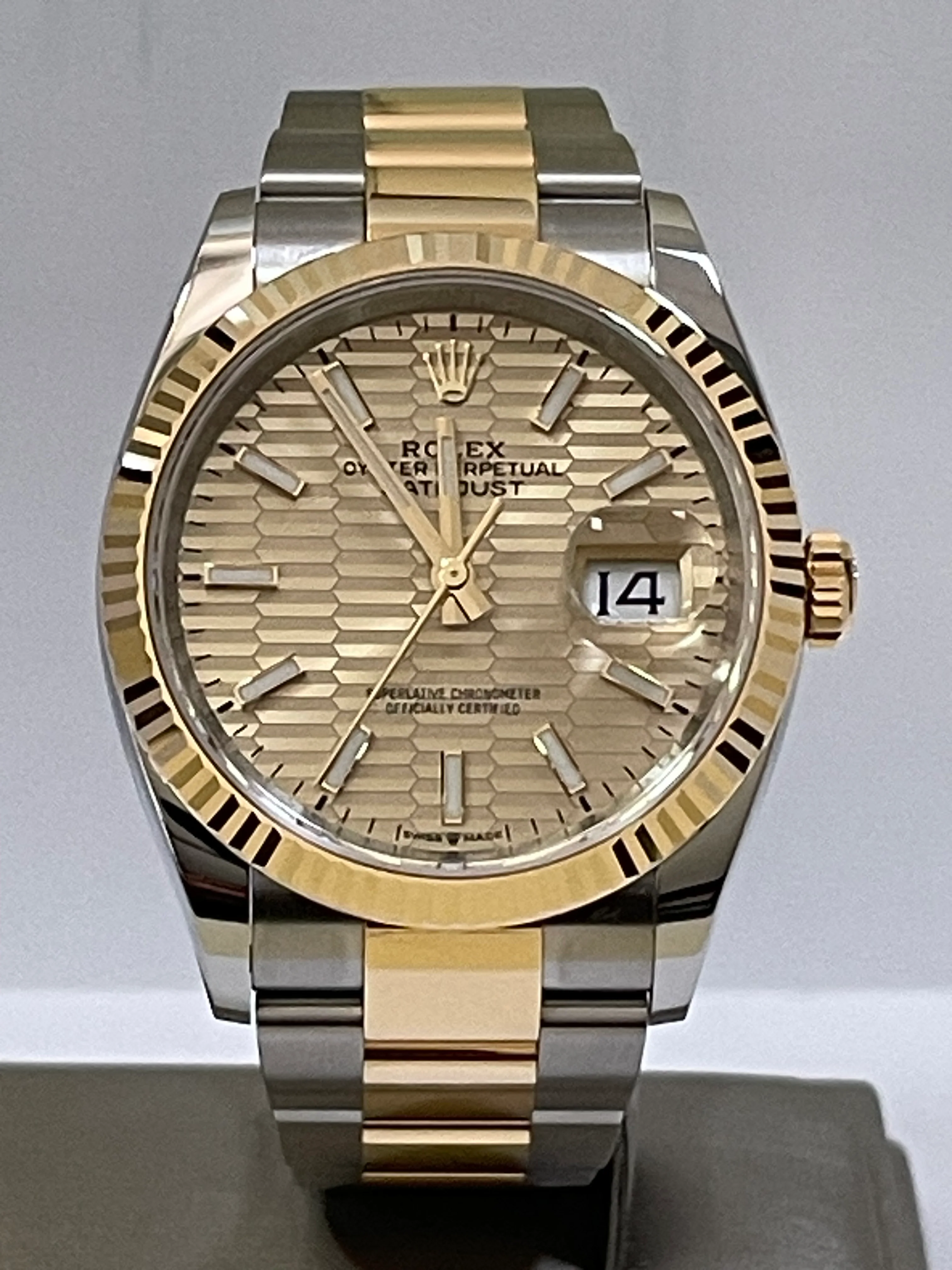 Rolex Steel and Yellow Gold Datejust 36 - 2023 - Fluted Bezel - Golden Motif Dial - Oyster Bracelet - 126233