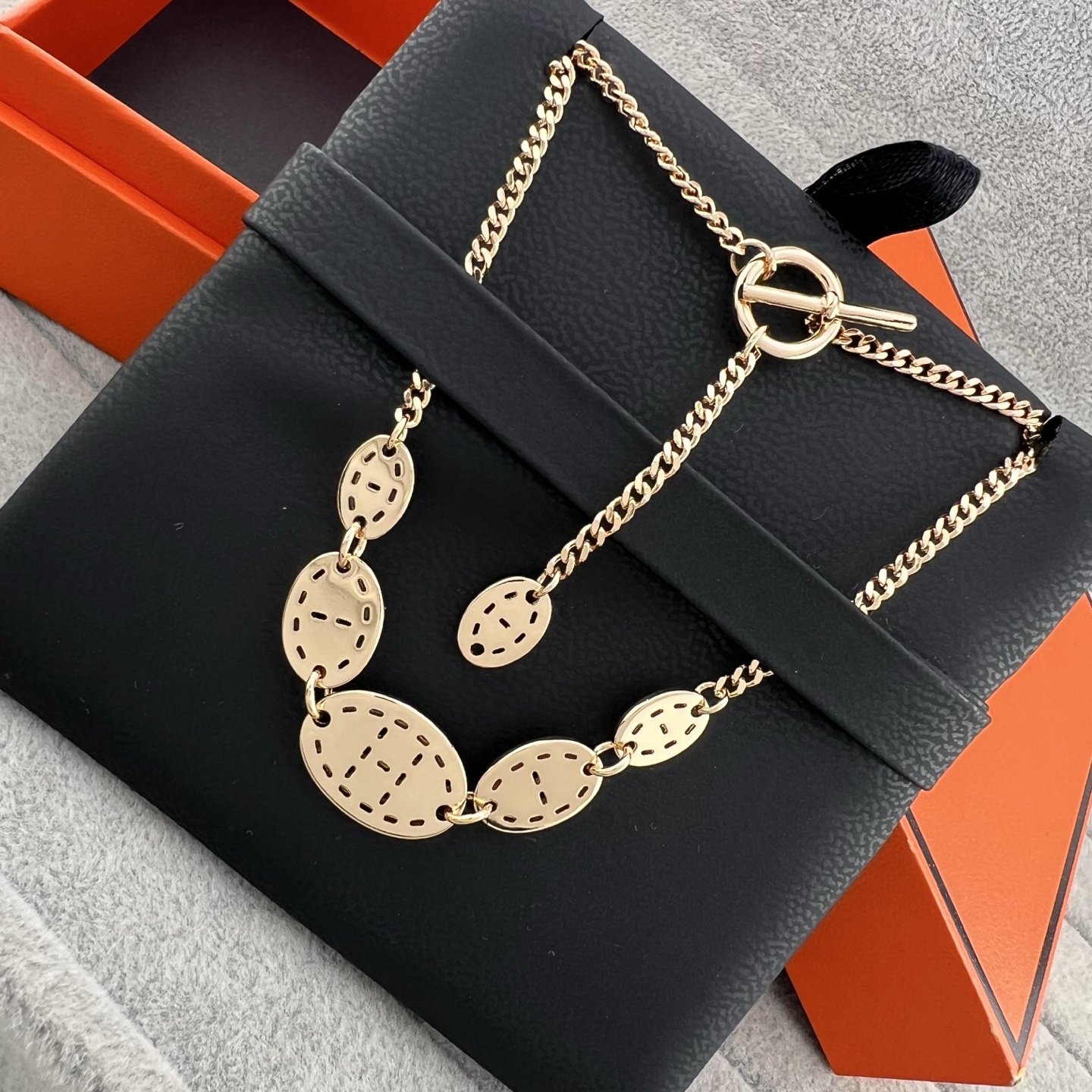 Flat gold necklace - Artisantouchss