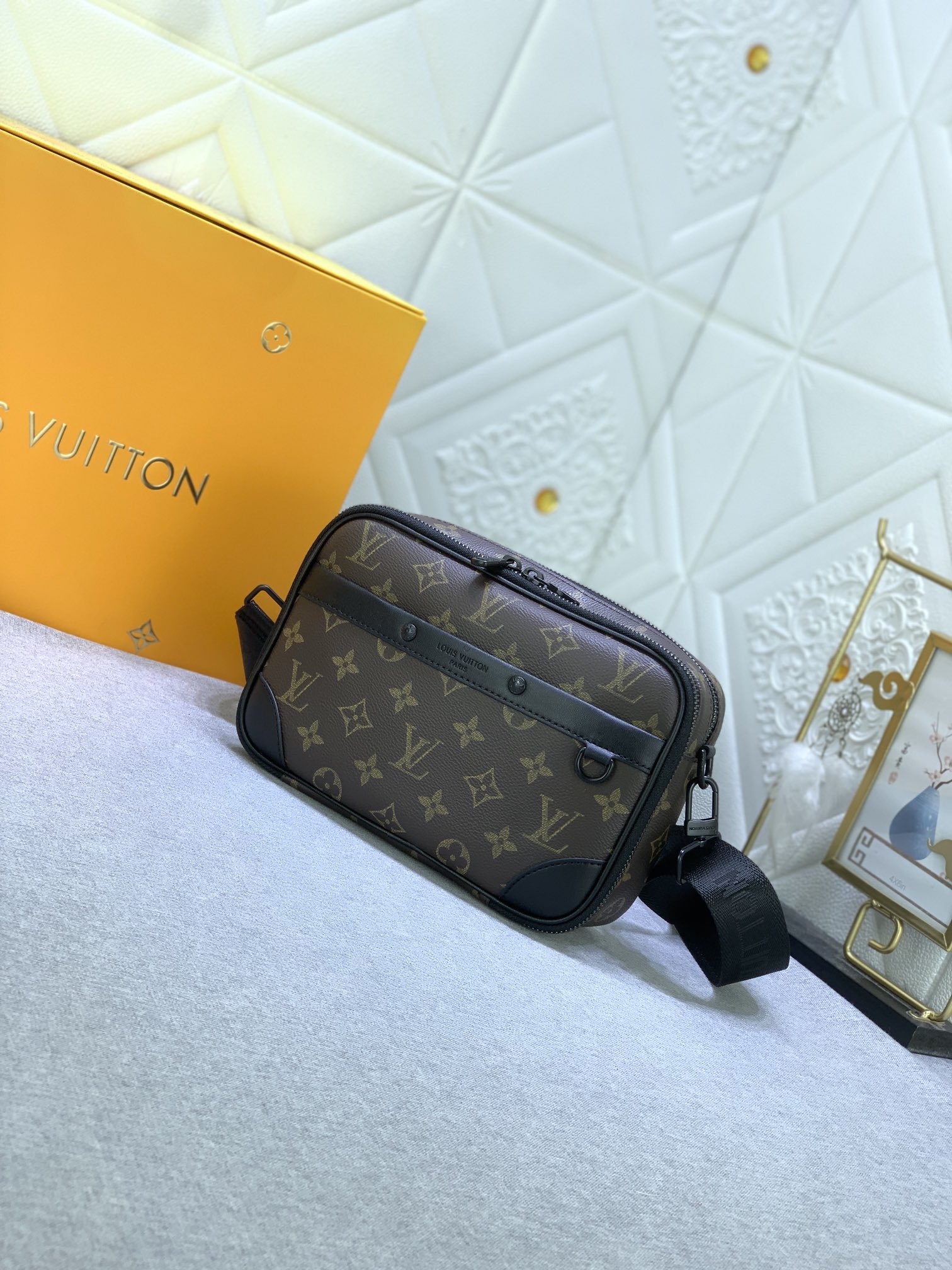 Louis Vuitton M82542 Alpha Shoulder Bags Size 11*18*6cm
