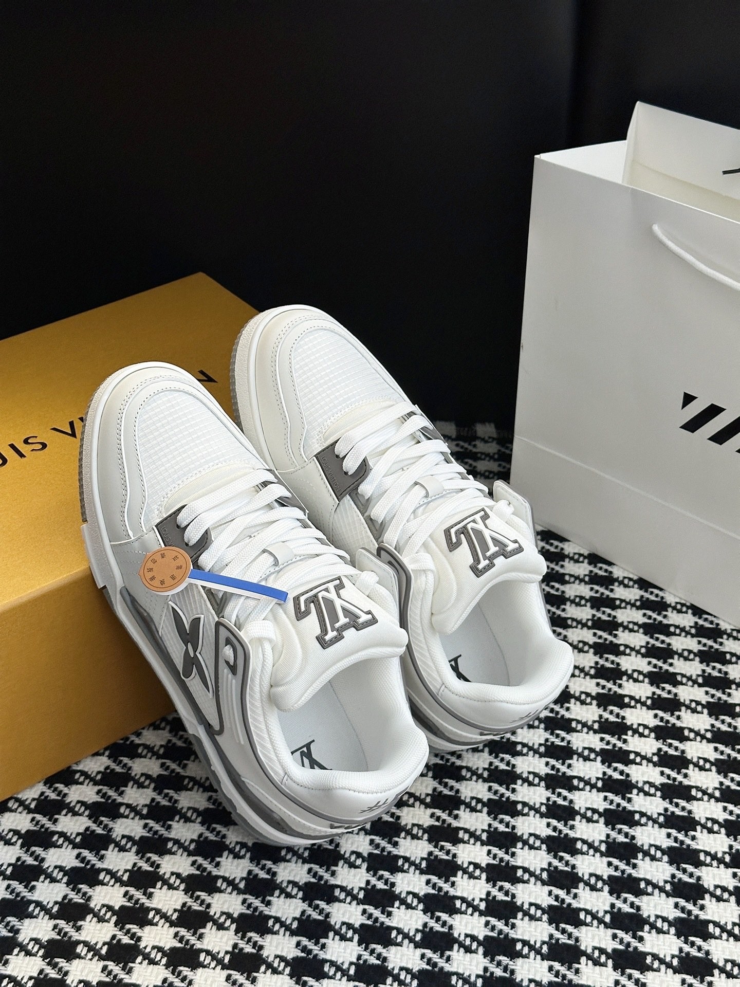 L X V SNEAKERS detail 2