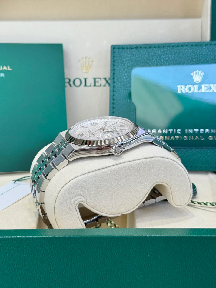 Rolex Land-Dweller 40 Oyster, 40 mm, Oystersteel and white gold M127334-0001