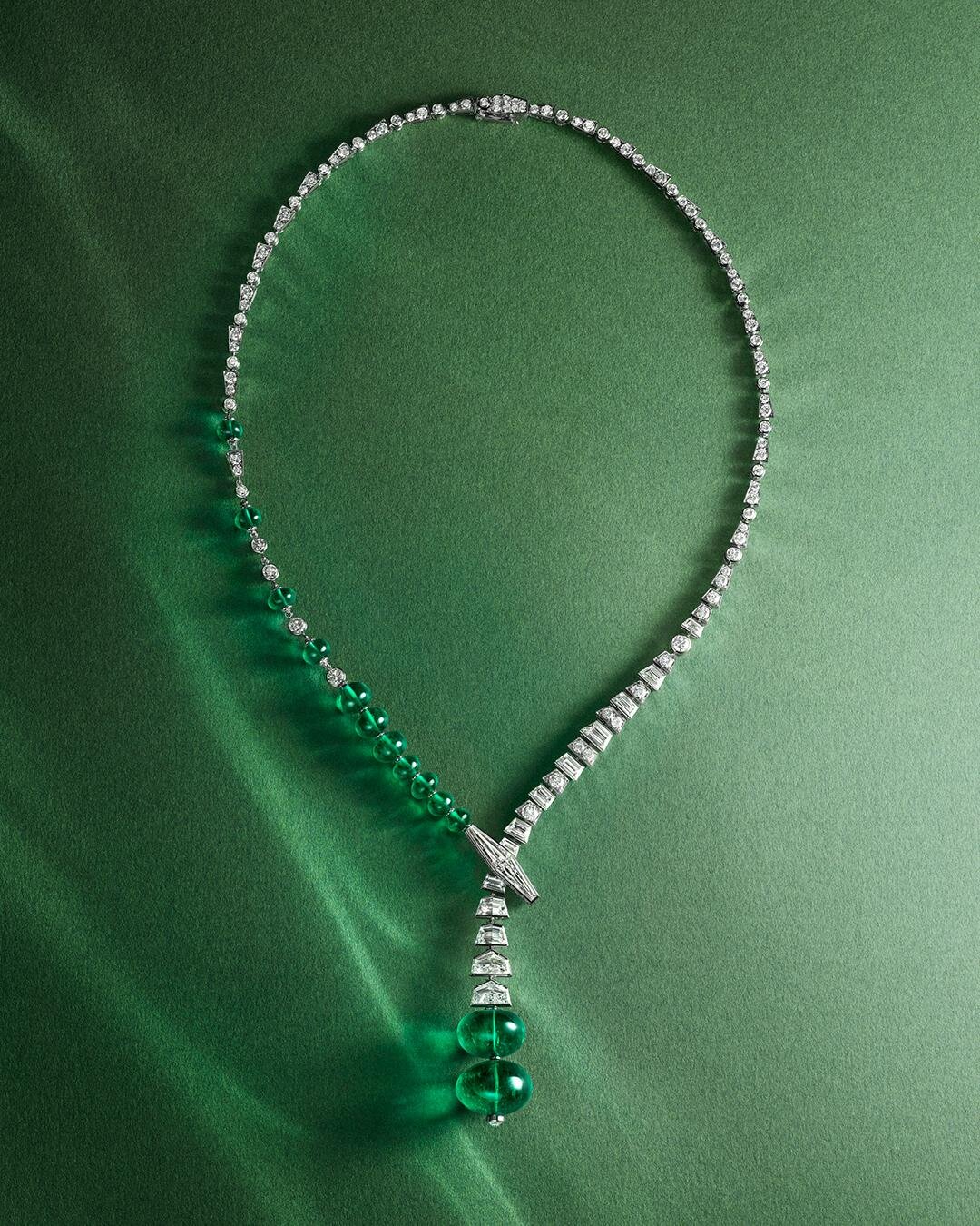 Y-shaped emerald necklace