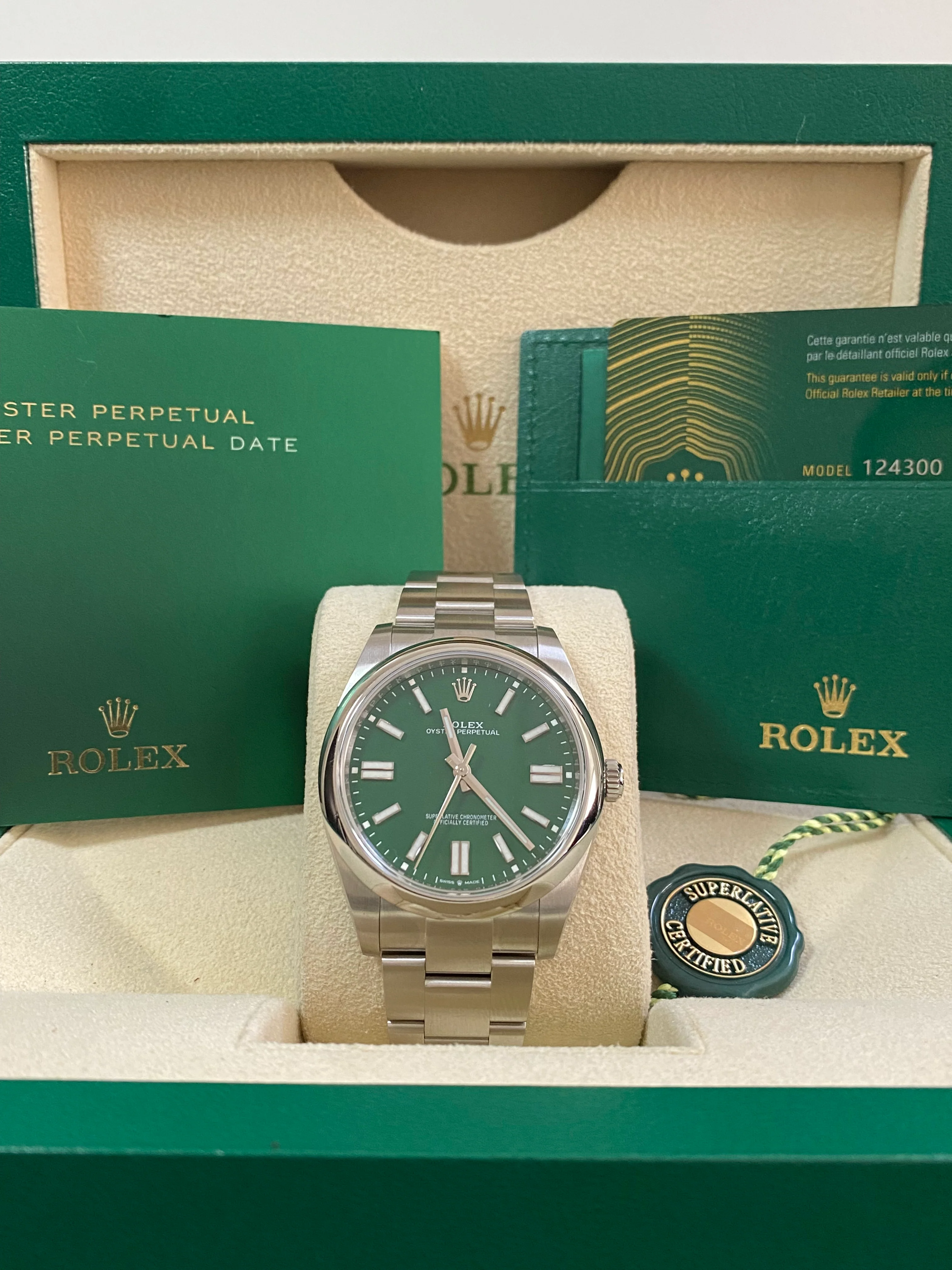 Rolex Oyster Perpetual 41 - 2024 - Domed Bezel - Green Index Dial - Oyster Bracelet - 124300 *COMPLETE SET*