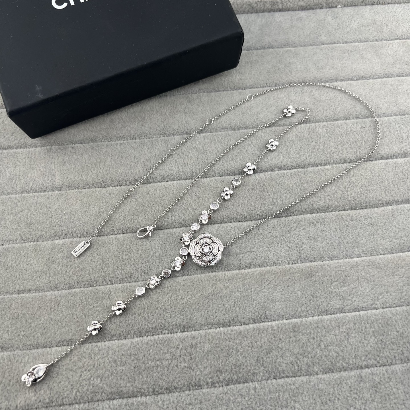 Custom-made camellia tassel necklace - Artisantouchss
