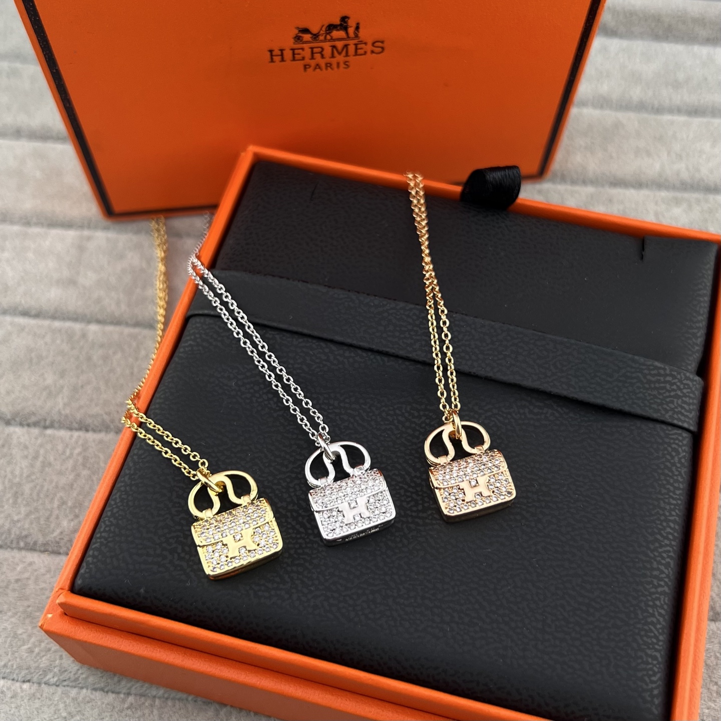 Diamond-encrusted bag clasp necklace - Artisantouchss