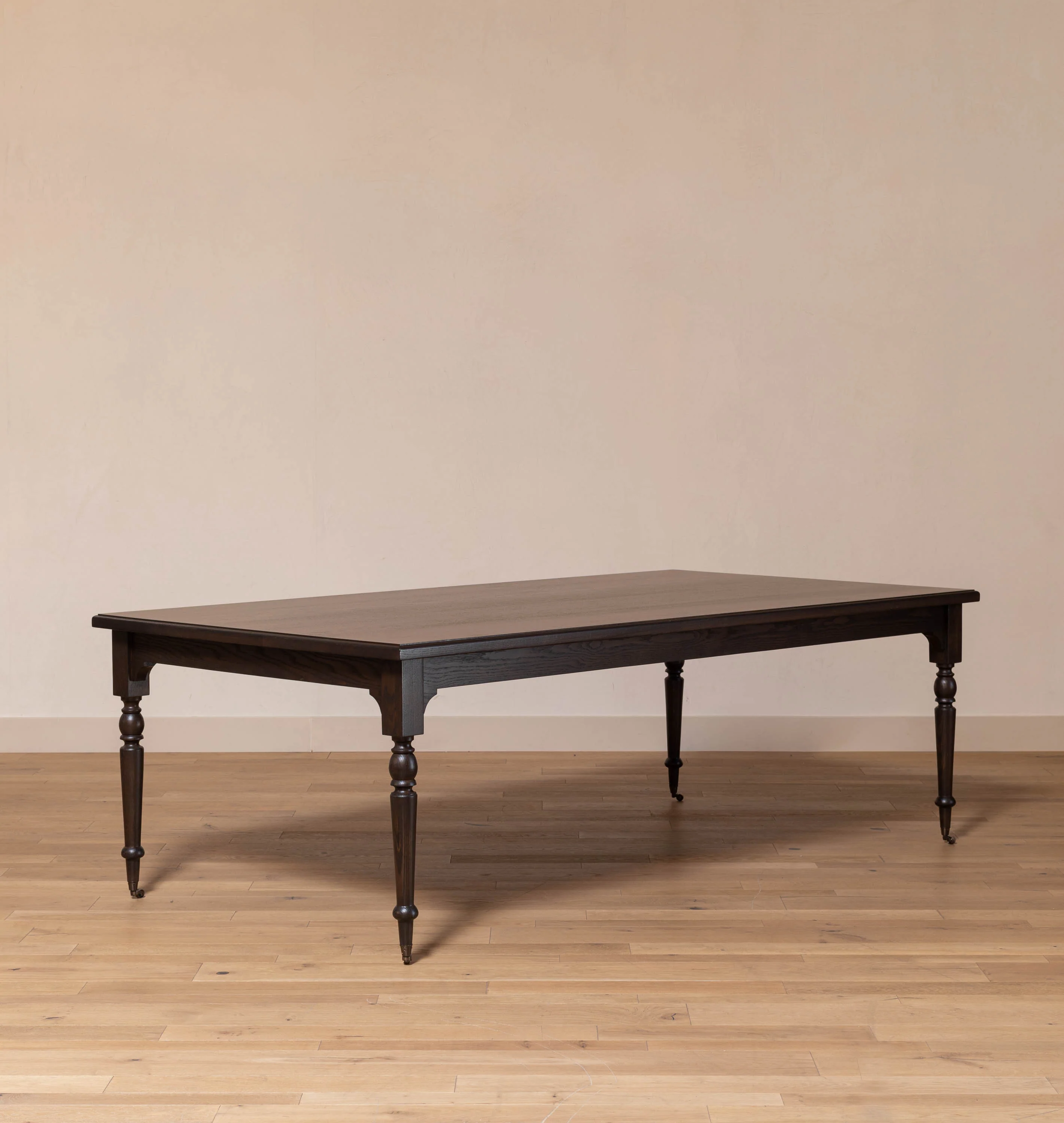 Lavi Dining Table