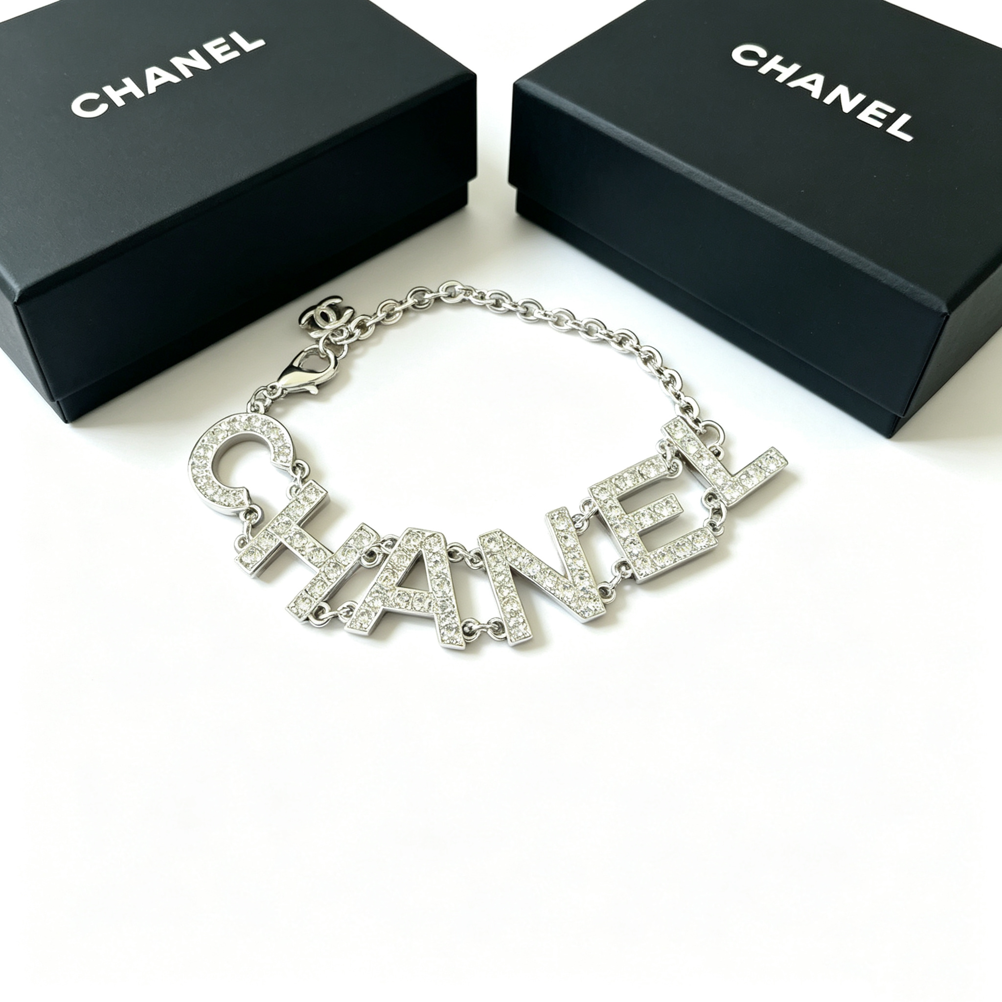 C—Metal Bracelet Pendant with Diamond Inlay3