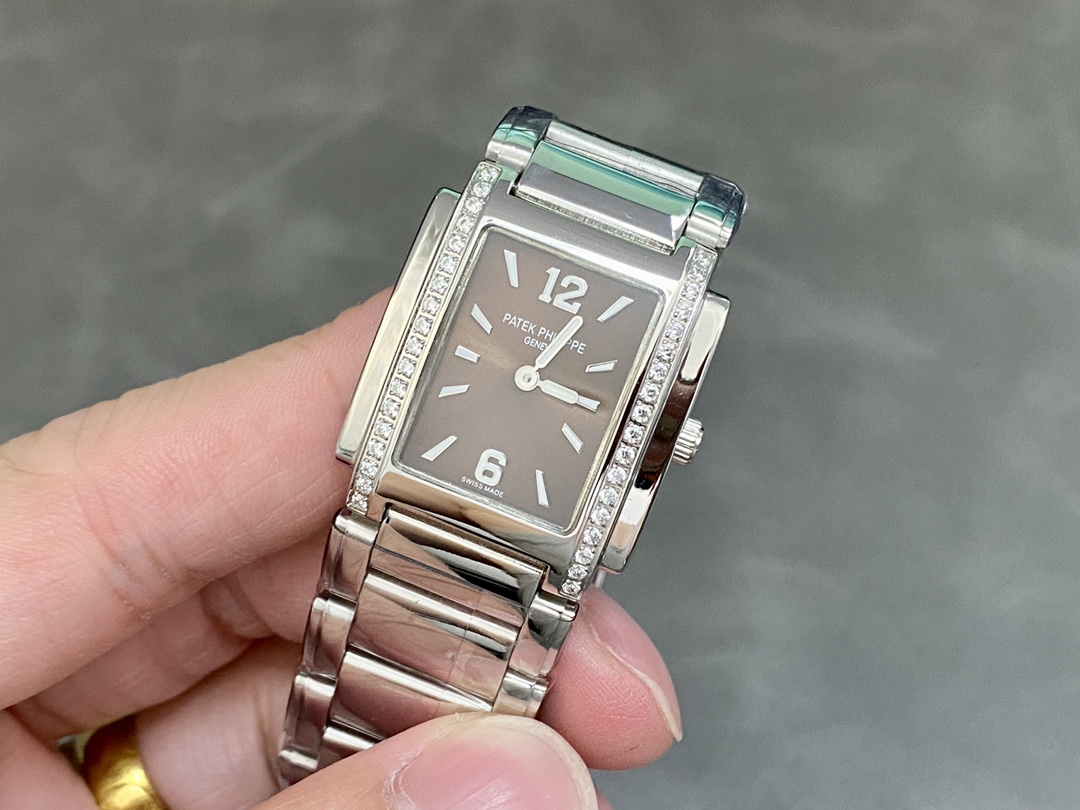 Patek Philippe Twenty-4 4910 1200A 010 Ladies Quartz 25x30mm