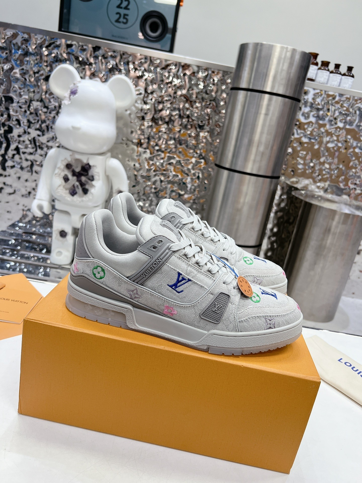 L X V TRAINER detail 2