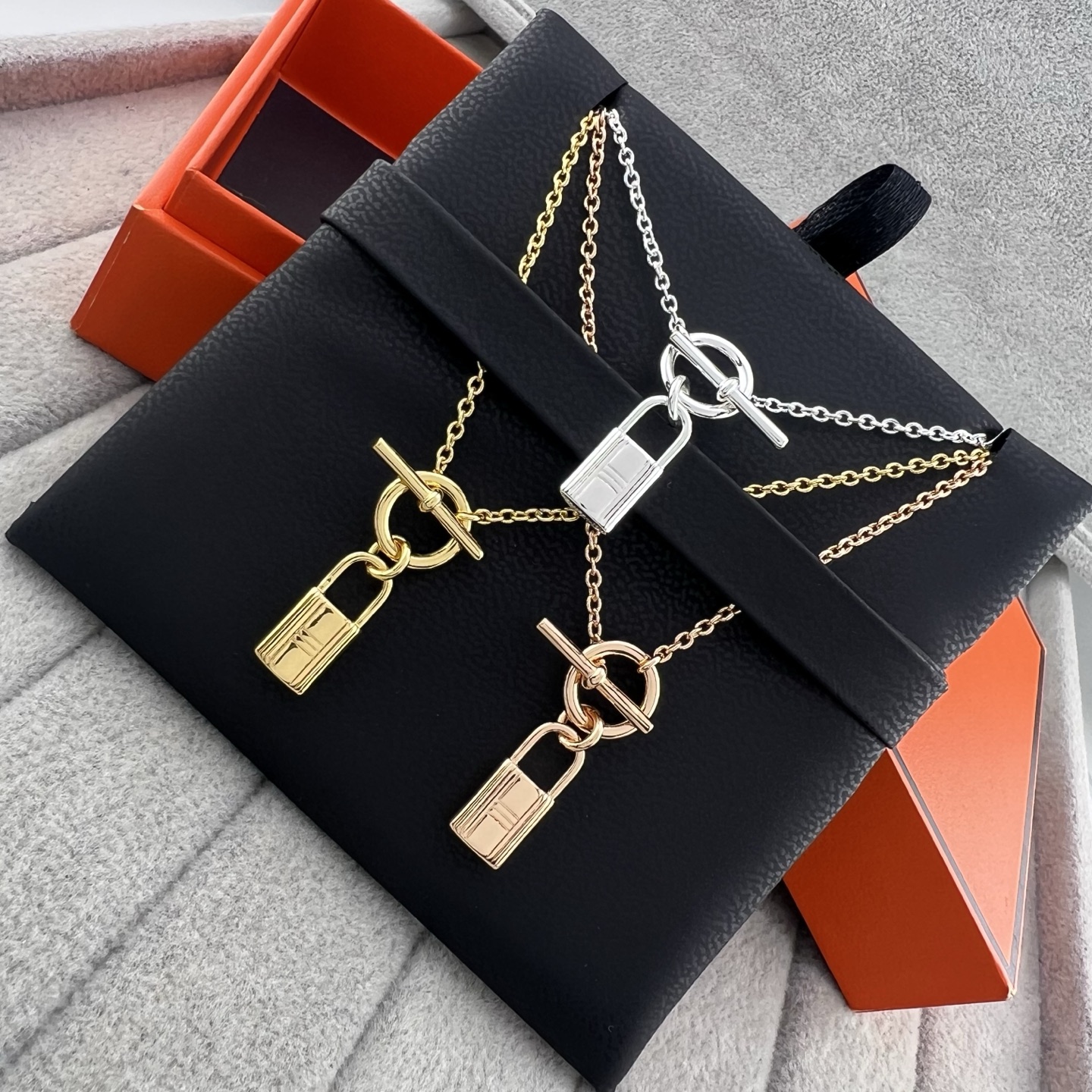 Lock pendant necklace - Artisantouchss