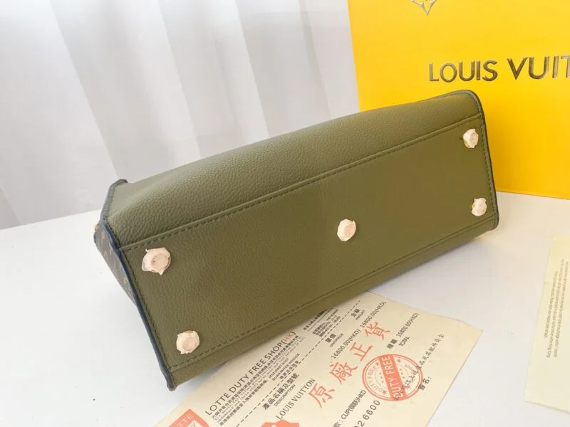 Louis Vuitton On My Side M53827