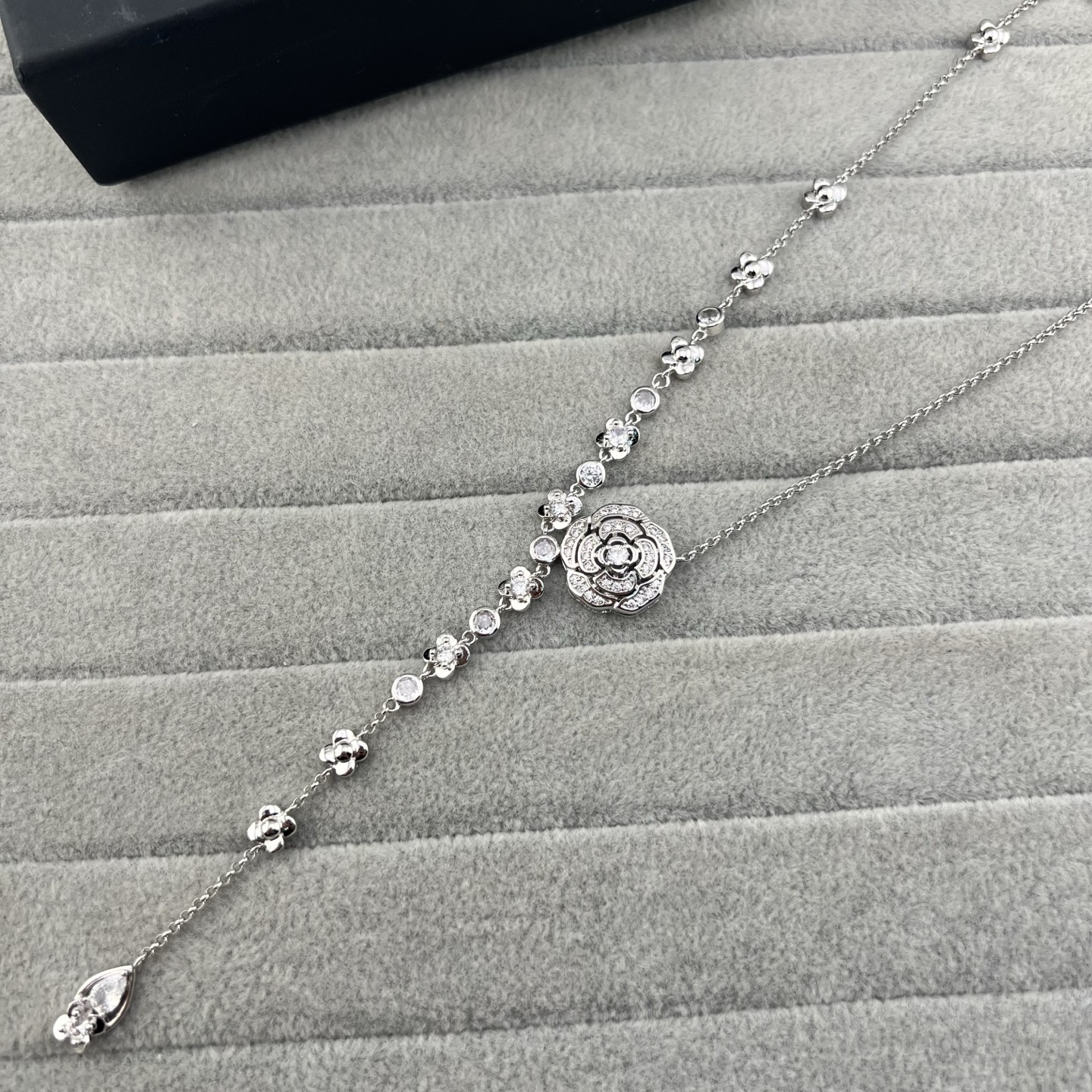 Custom-made camellia tassel necklace - Artisantouchss