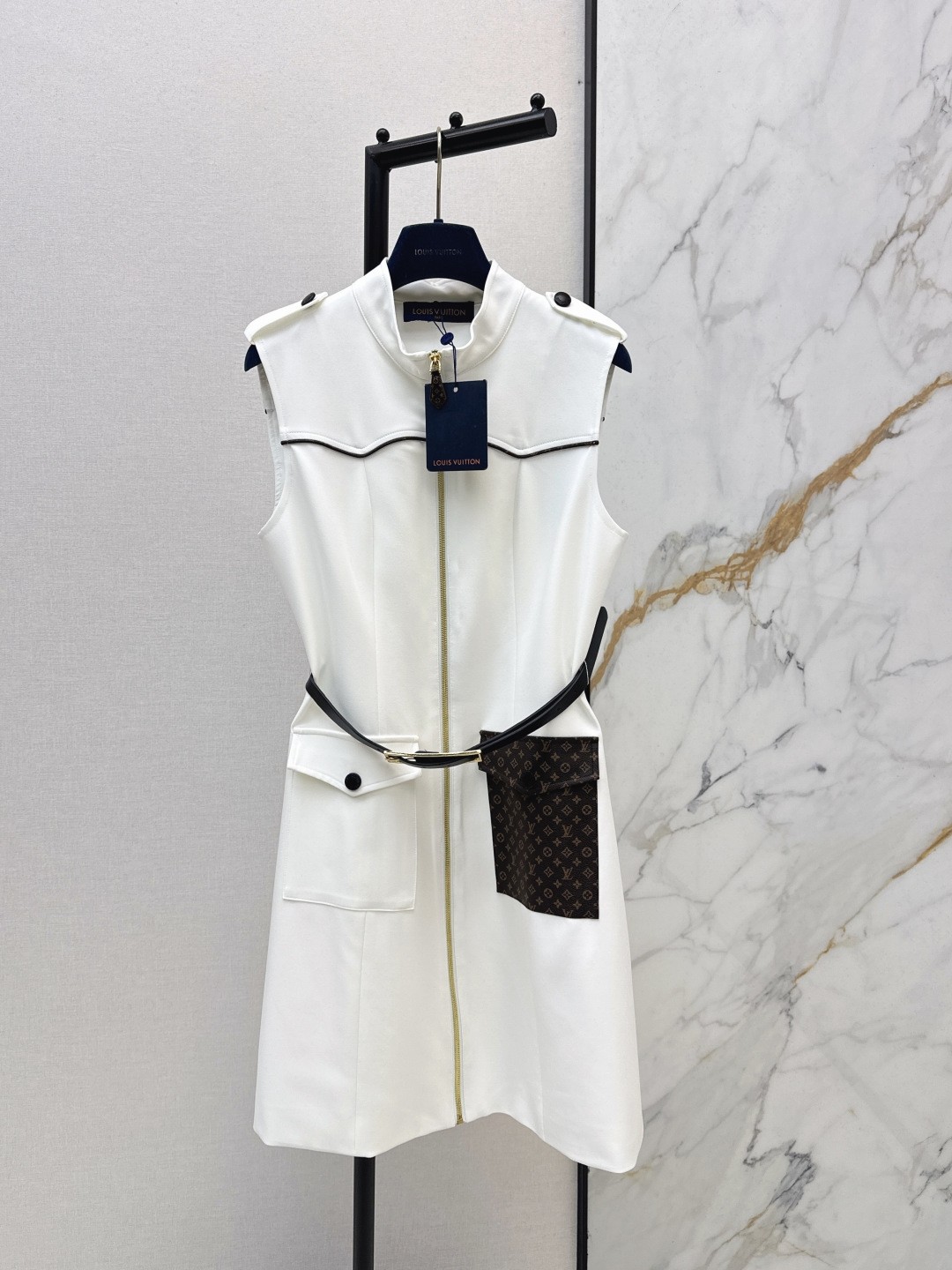 L X V A sleeveless dress（Women's style）