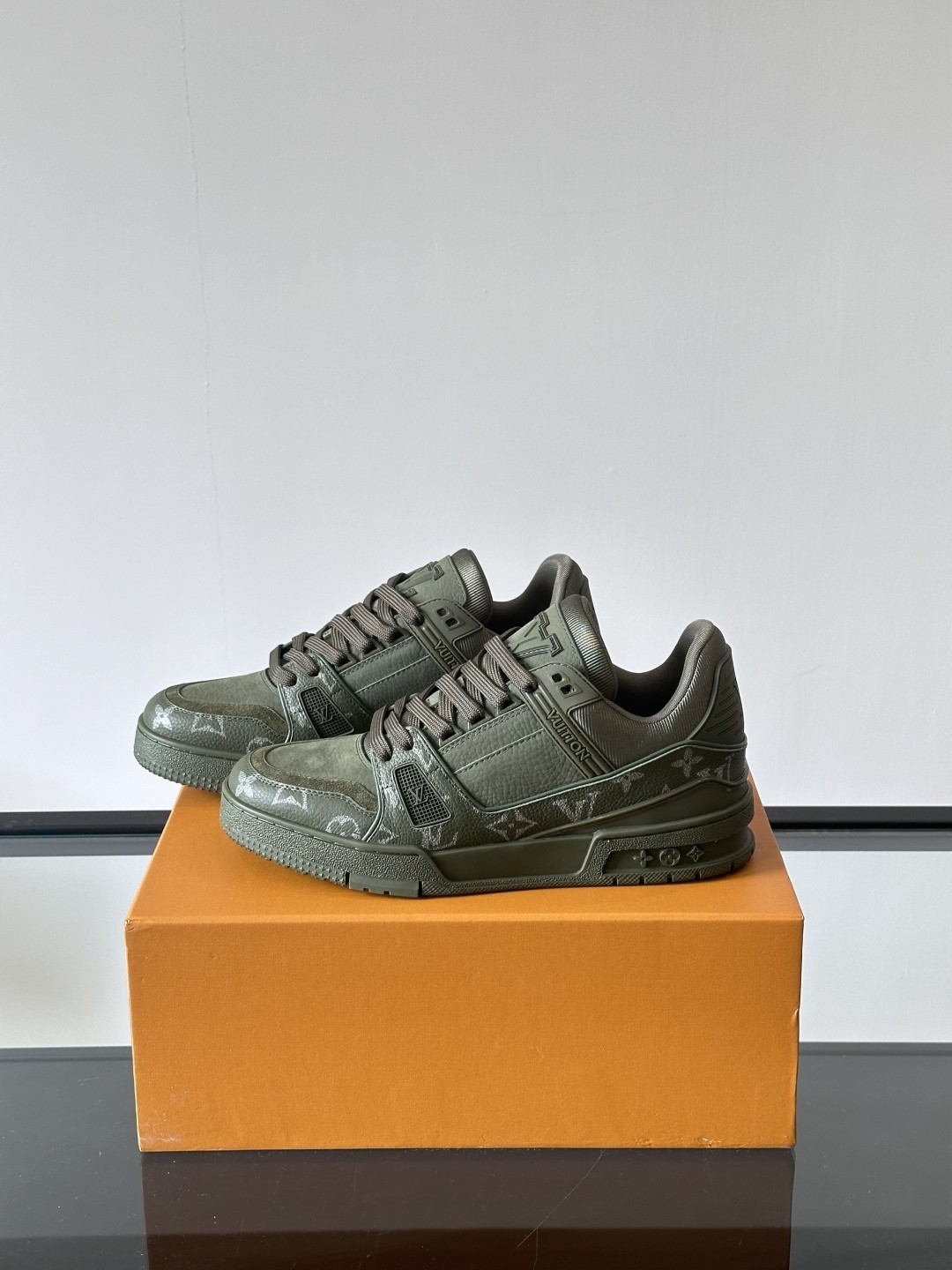 L X V SNEAKERS