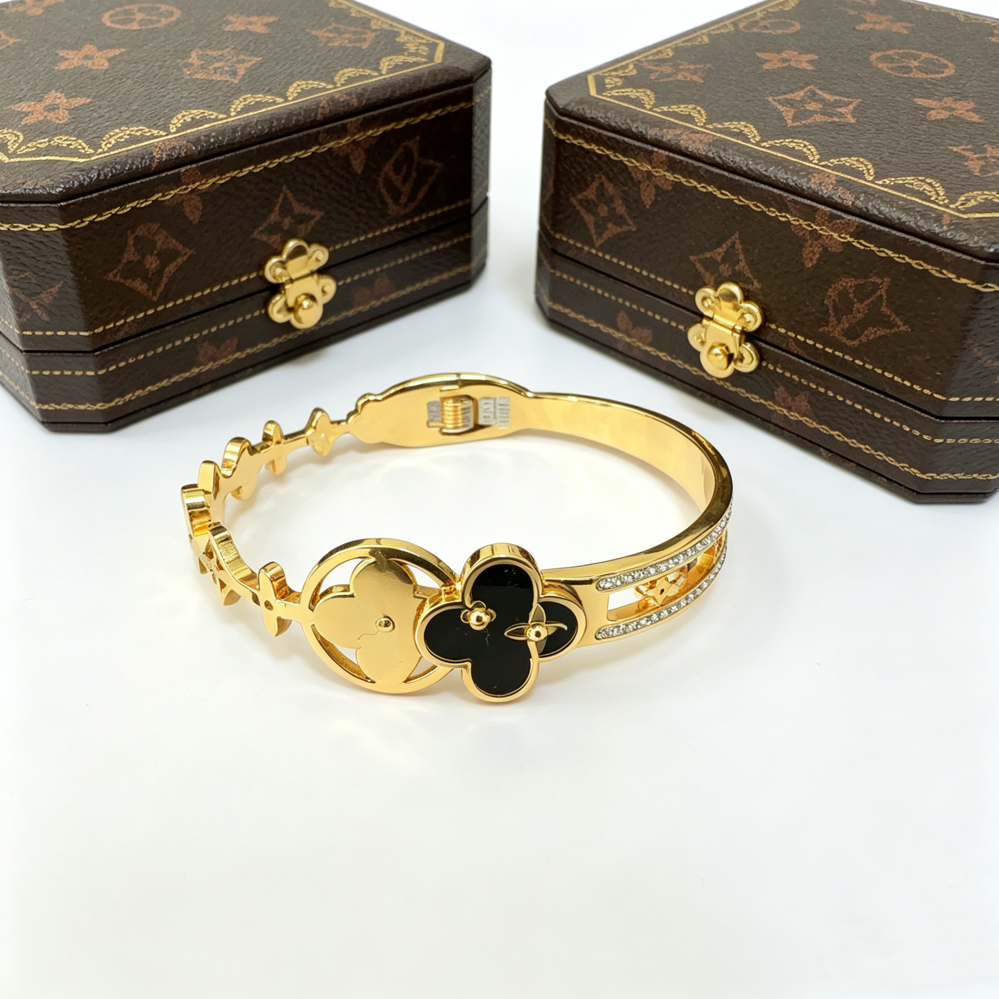 Four-leaf Clover Double Logo Diamond-studded Metal Bangle