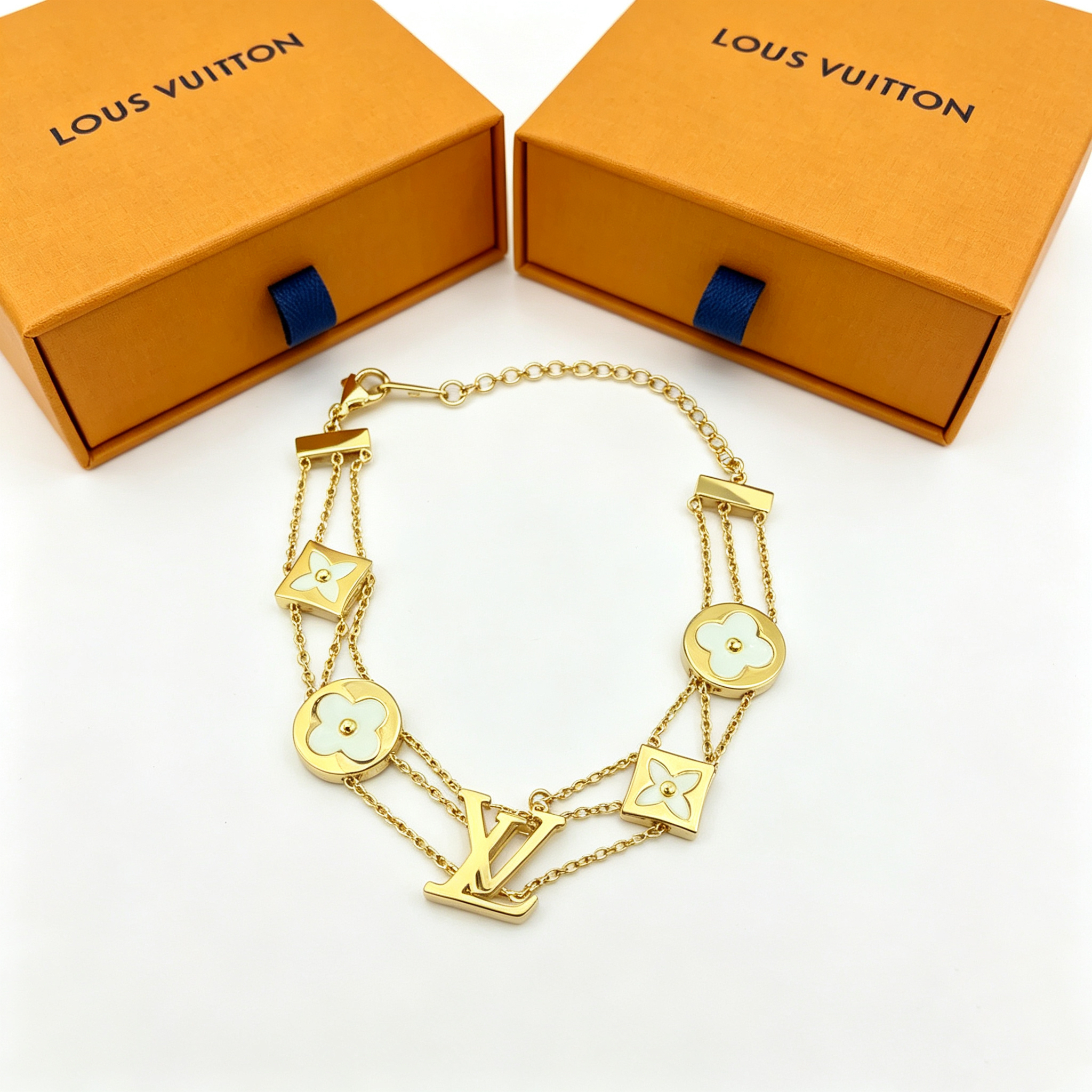 L — Metal Bracelet Three-Chain Pendant Style