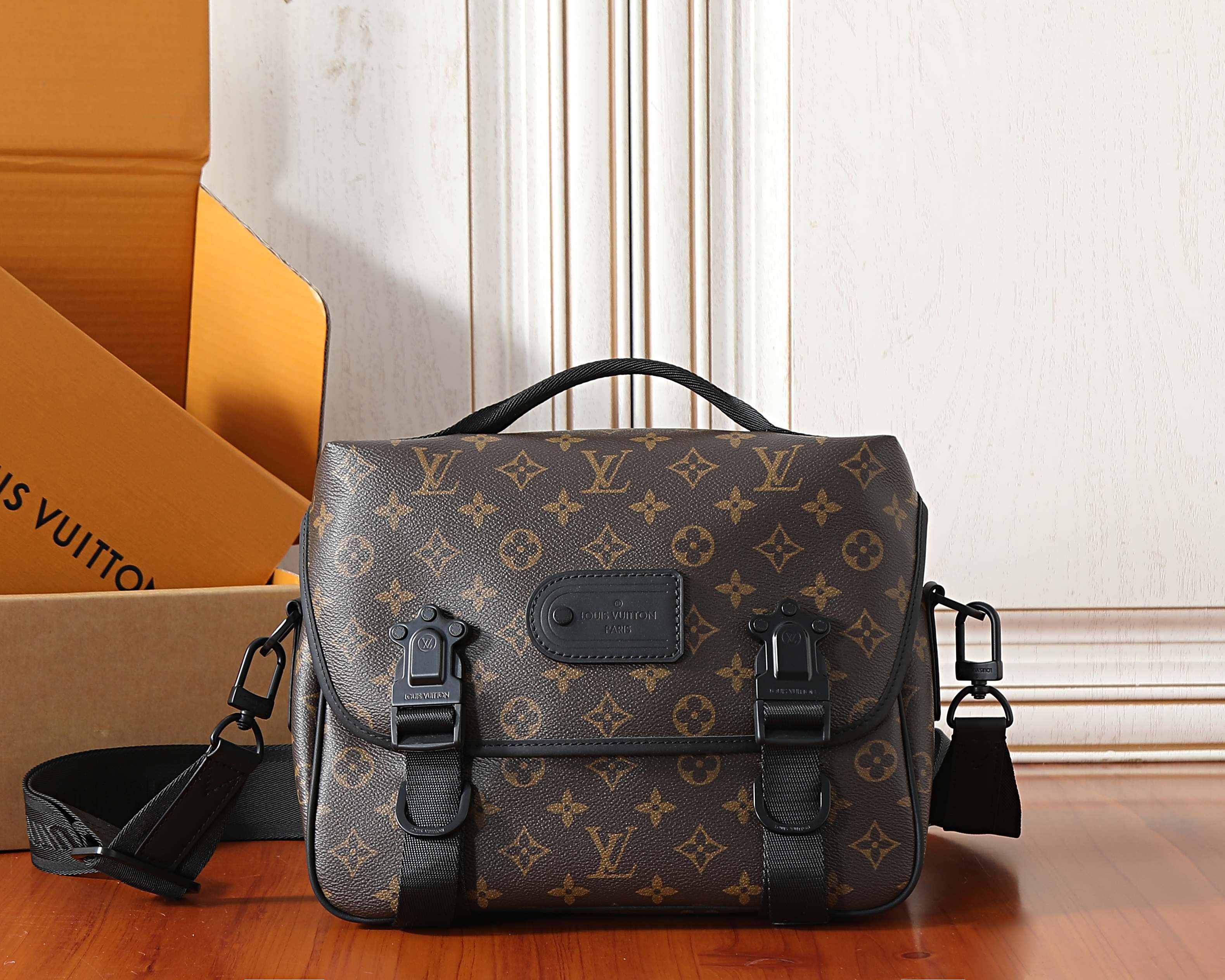 L X V Trail Messenger Bags M46972 Size：31x22x11cm