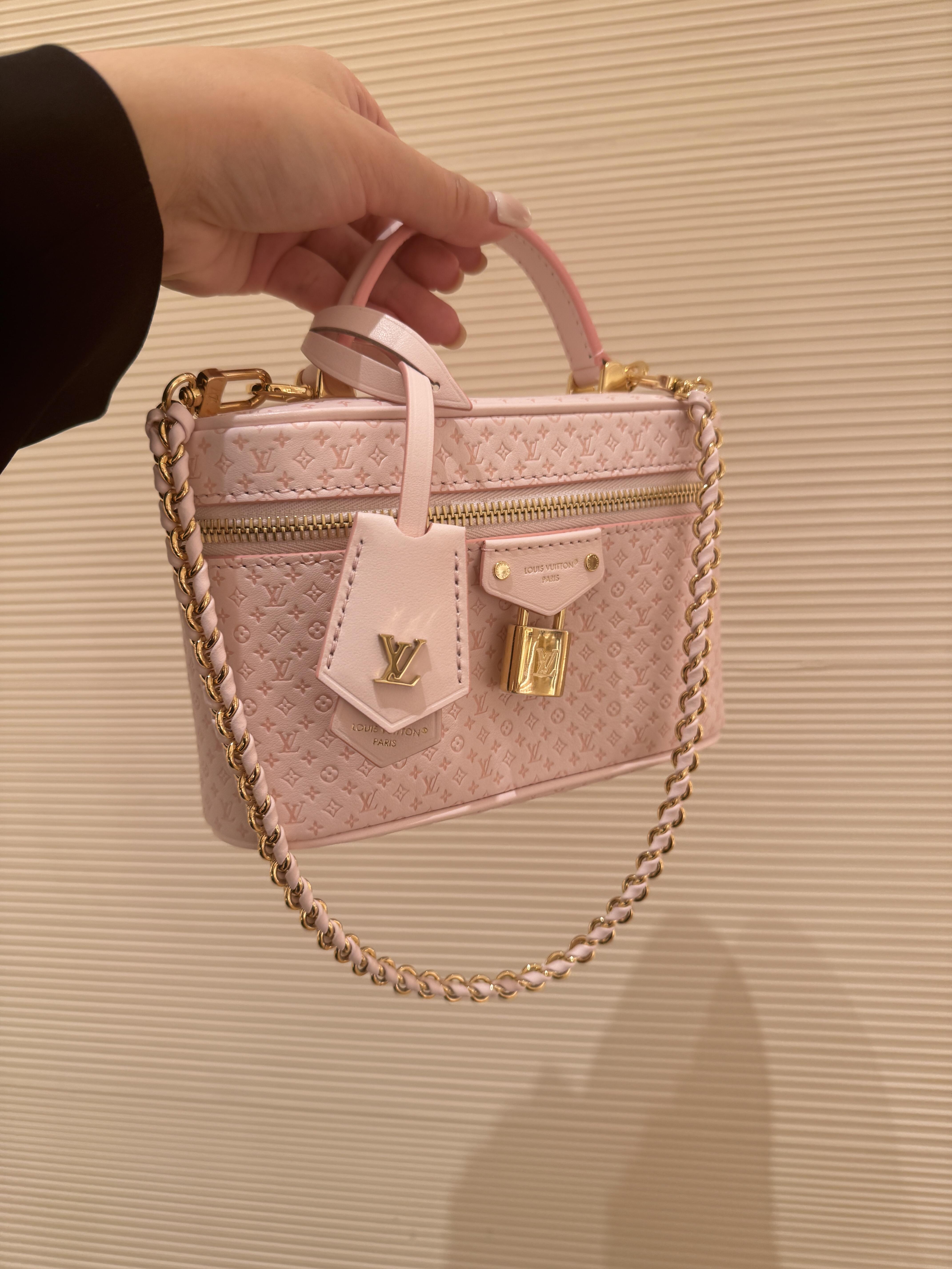 L X V Vanity Chain Pouch M47125 detail 2