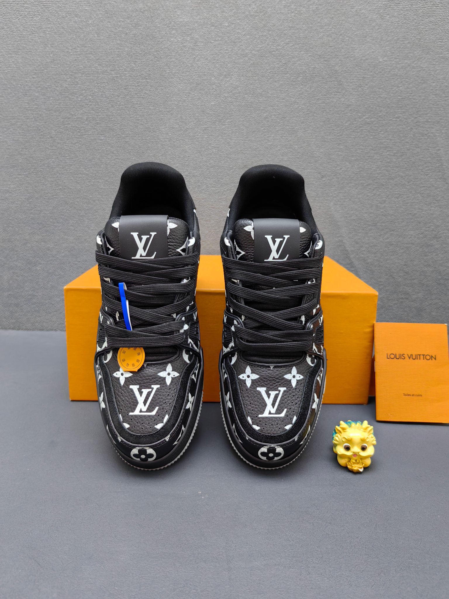 L X V TRAINER (Glow-in-the-dark effect)Sneaker 26SS detail 15