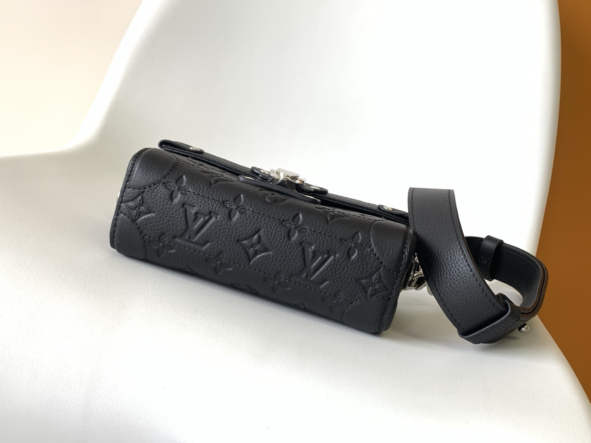 L X V Soul Trunk M13871 Size:19x15x7cm detail 4