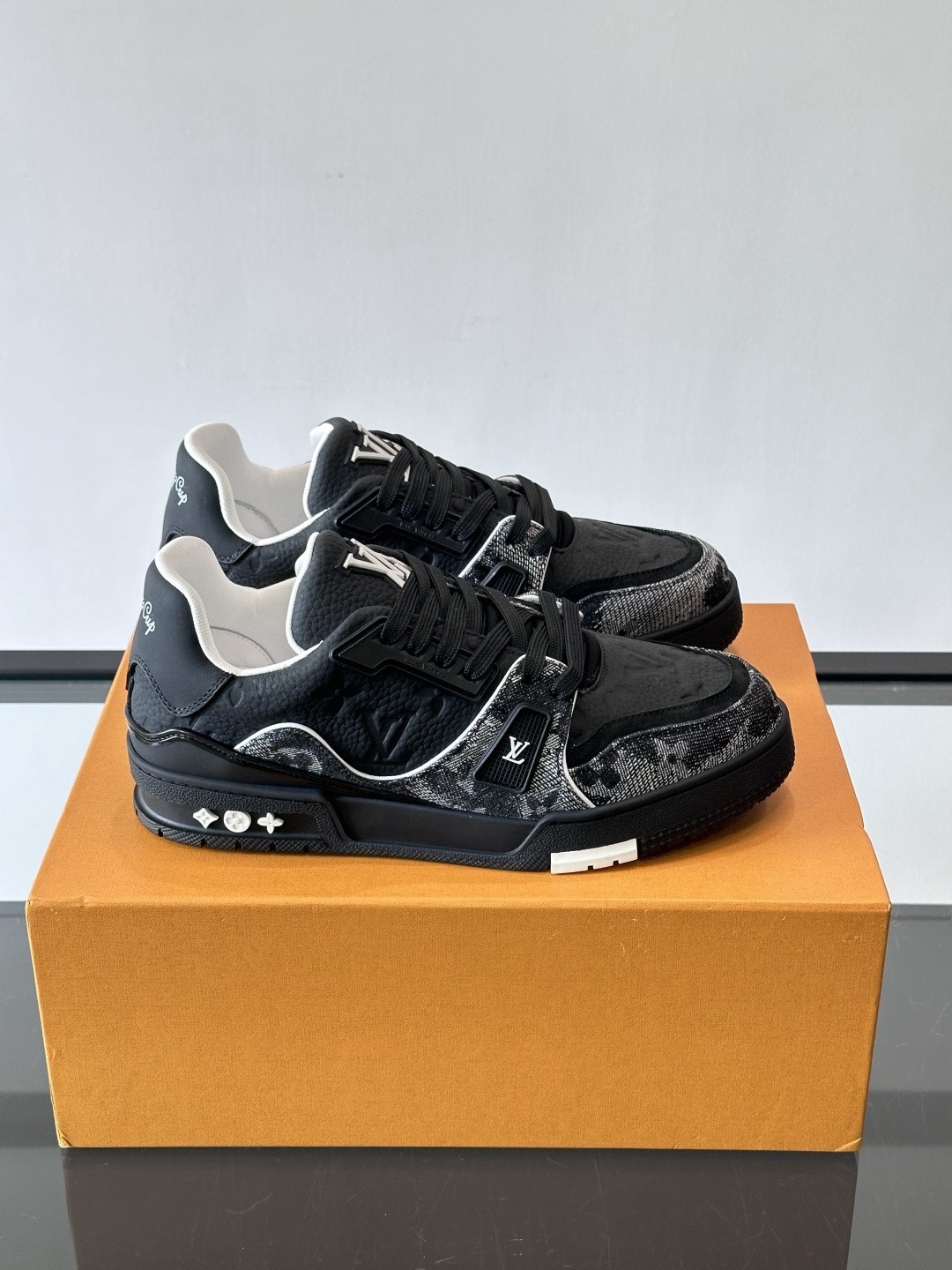 L X V TRAINER Sneakers detail 2