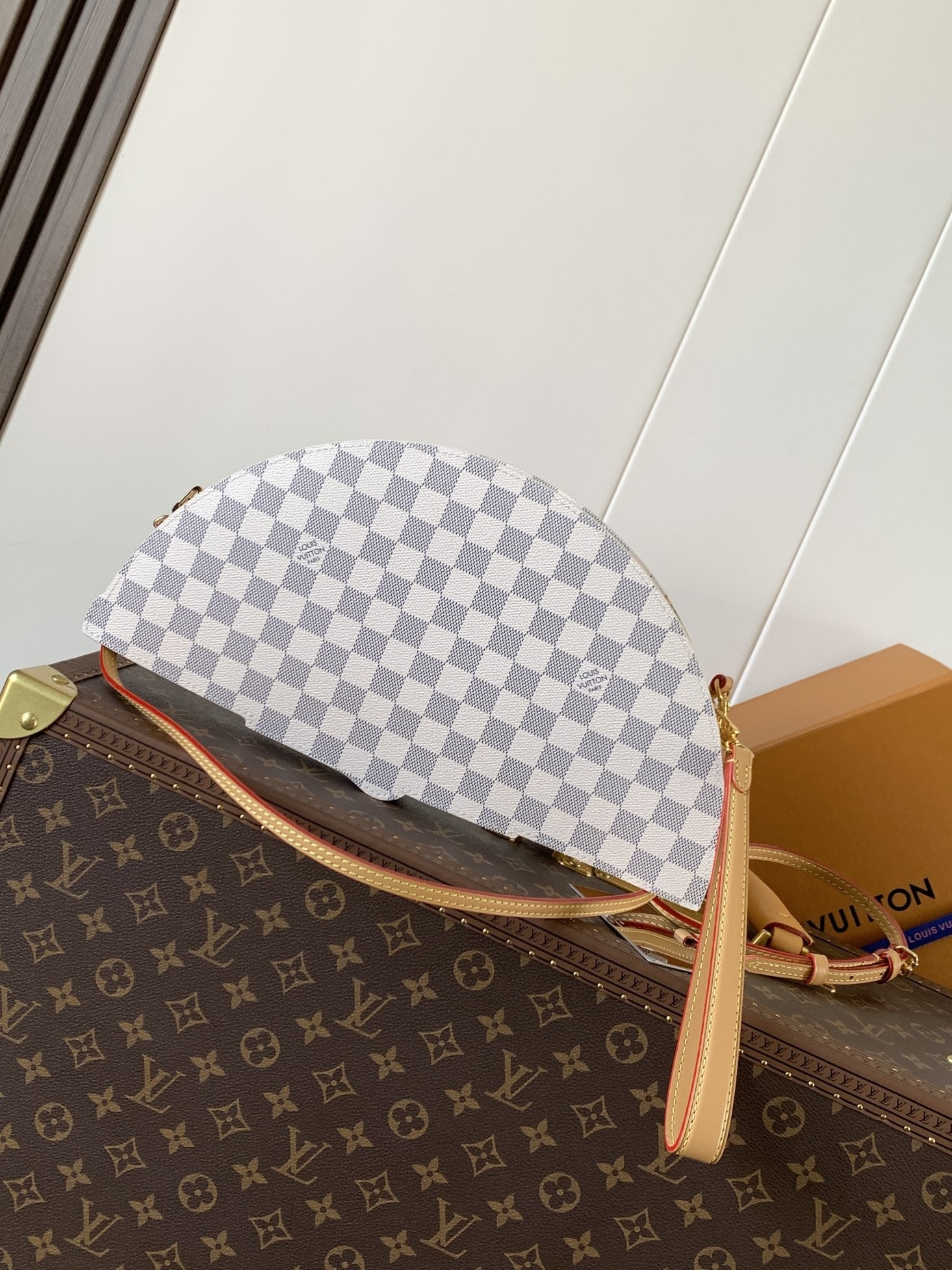L X V M14804 size:37*19*6CM(Multiple colors) detail 4