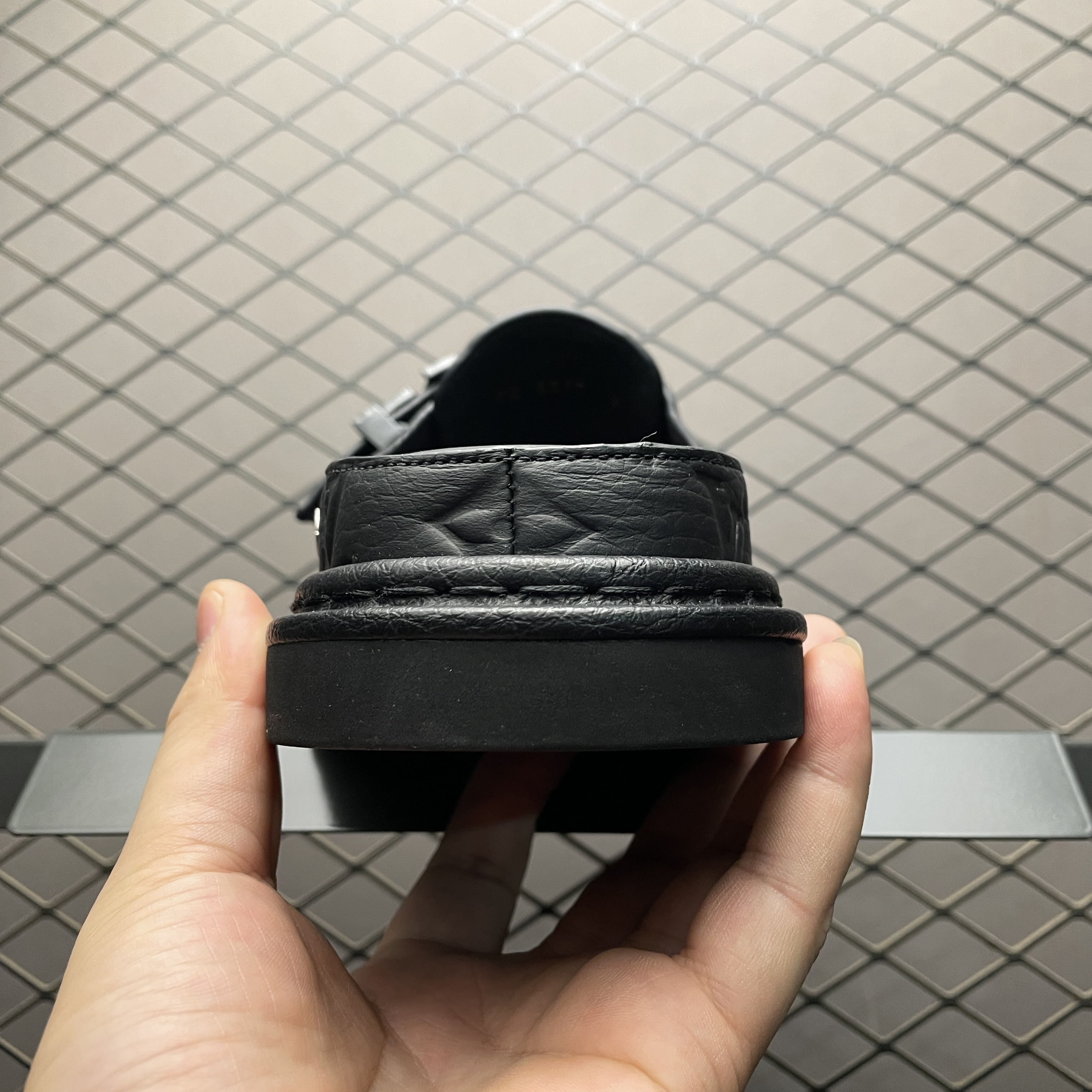 L X V Easy slippers detail 7