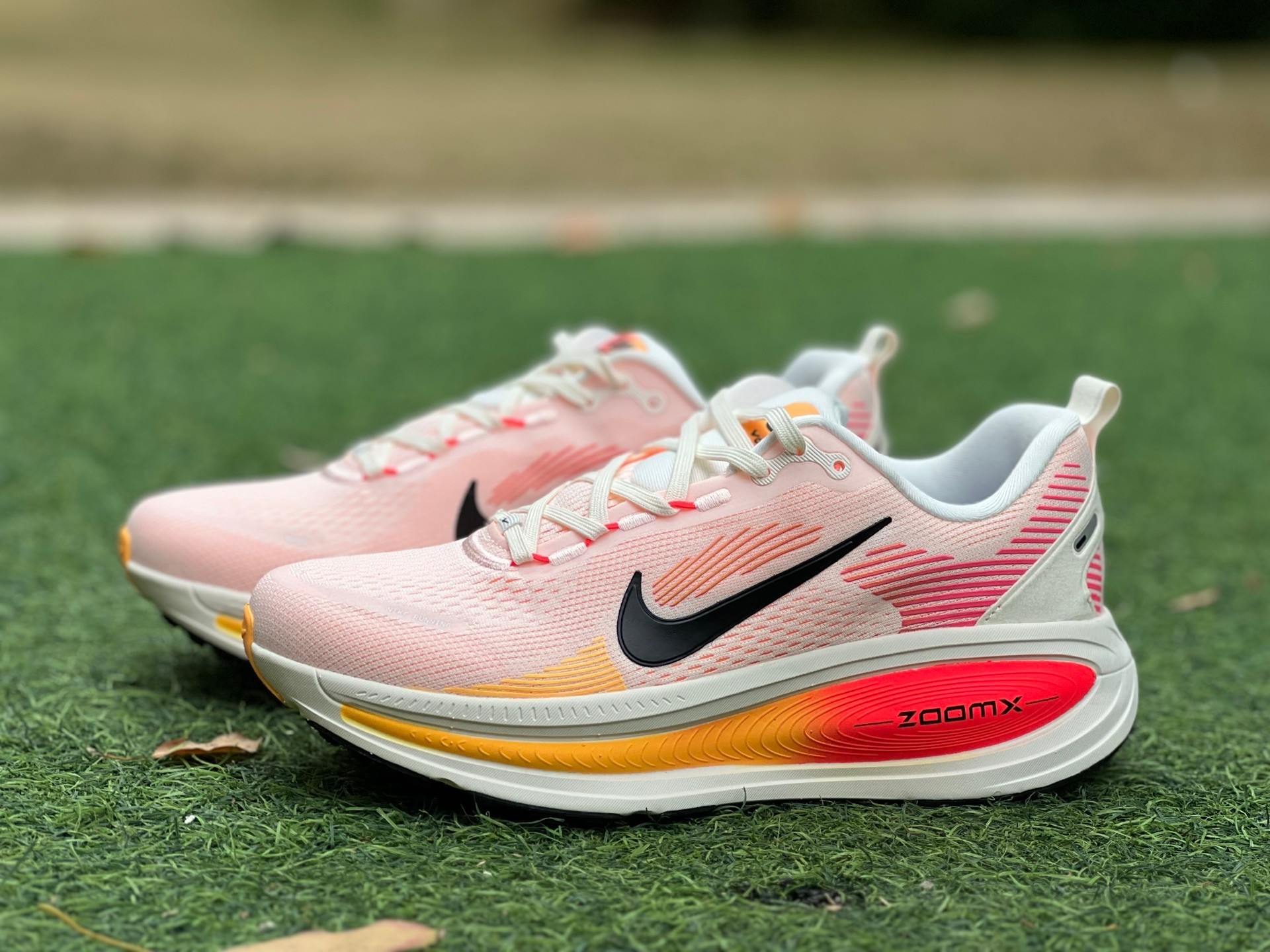 Nike跑步鞋 VOMERO18米粉 马拉松 Nike耐克 VOMERO18夏季新款网面气垫透气缓震运动跑步鞋hm6804-100