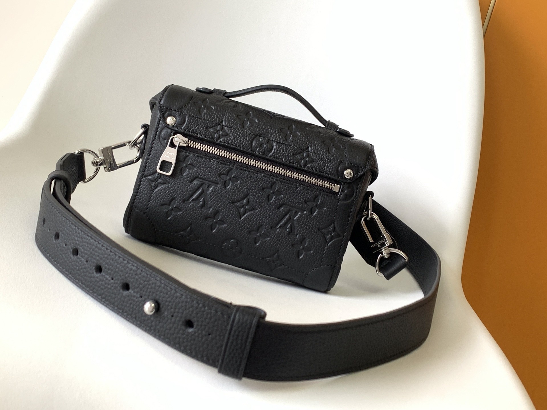L X V Soul Trunk M13871 Size:19x15x7cm detail 3