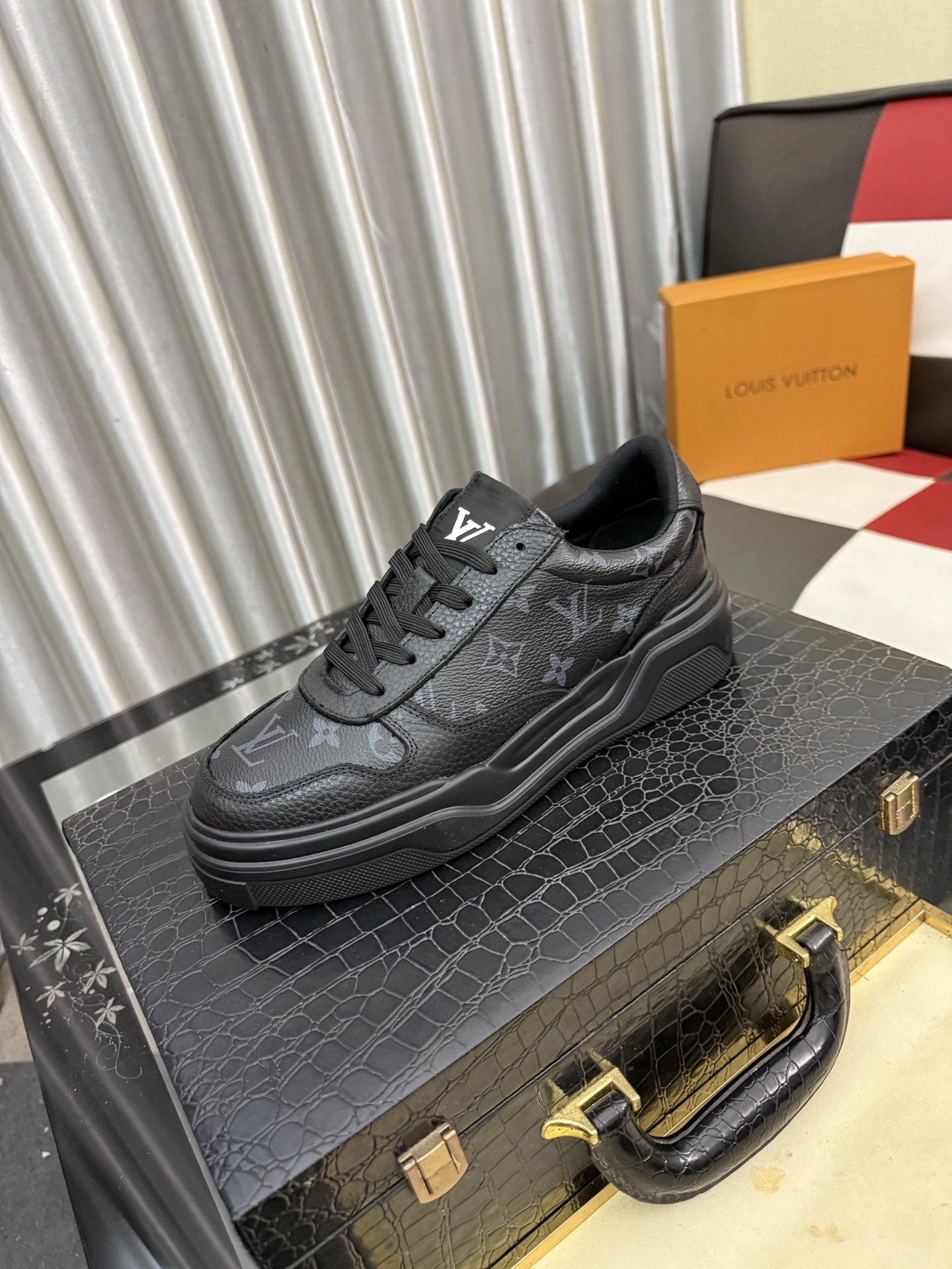 L X V Sneakers detail 2