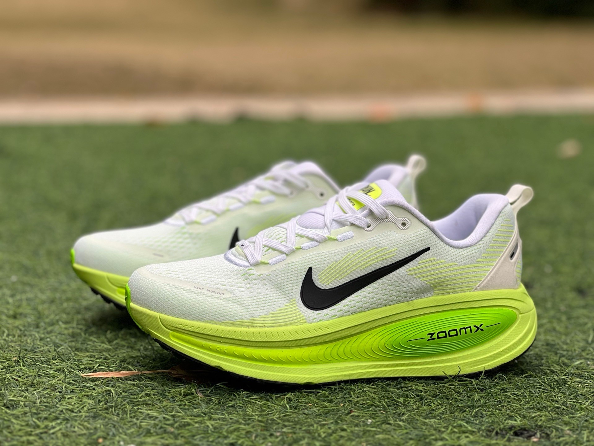 Nike跑步鞋 VOMERO18白绿 马拉松 Nike耐克 VOMERO18夏季新款网面气垫透气缓震运动跑步鞋hm6803-100