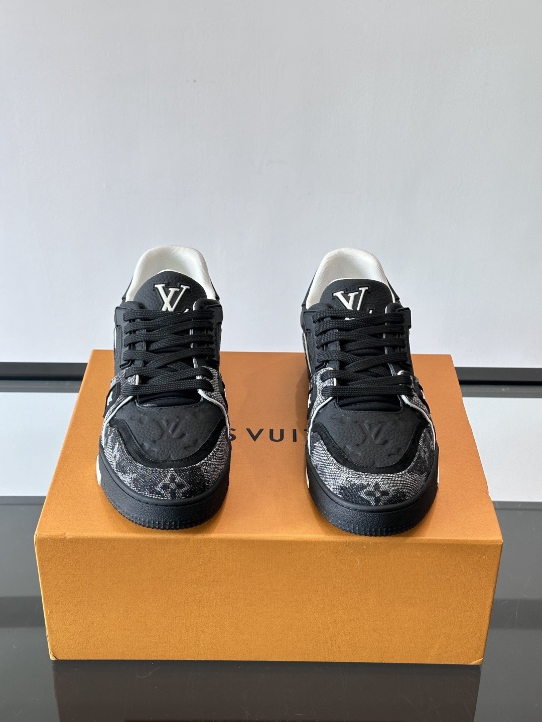 L X V TRAINER Sneakers detail 3