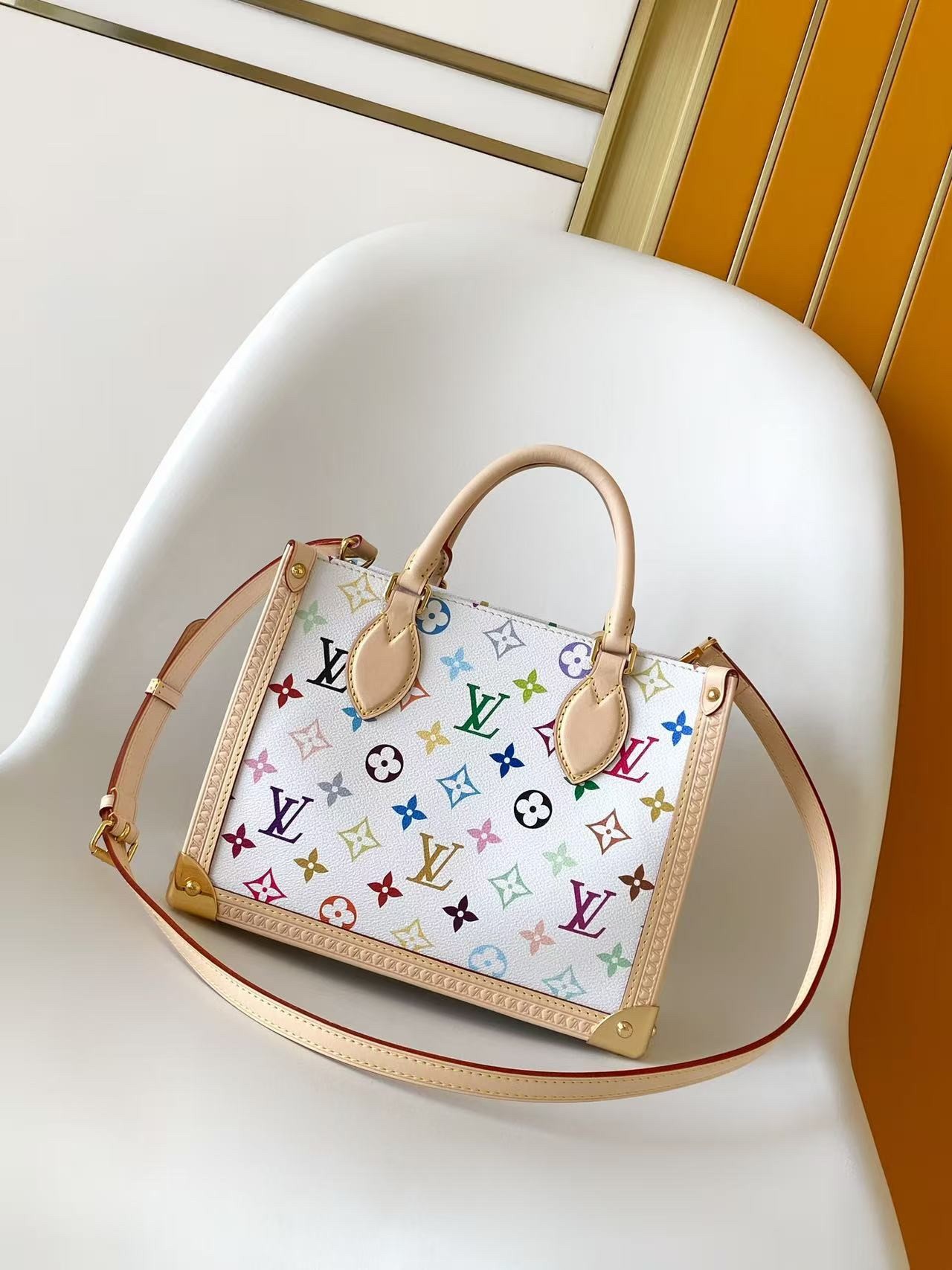 L X V x TM ONTHEGO M27580 Size:25x19x11.5cm detail 2