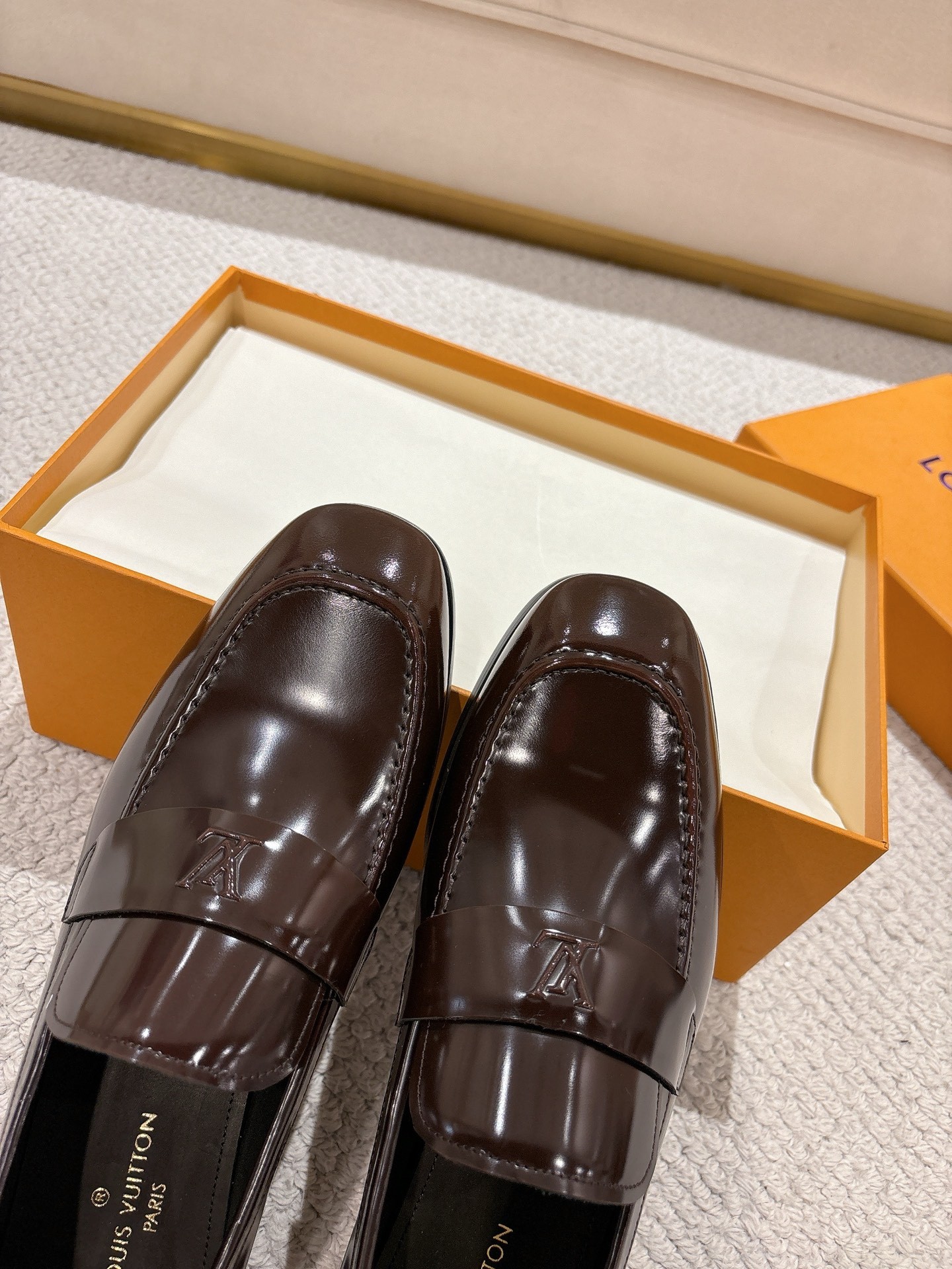 L X V Leather shoes detail 8