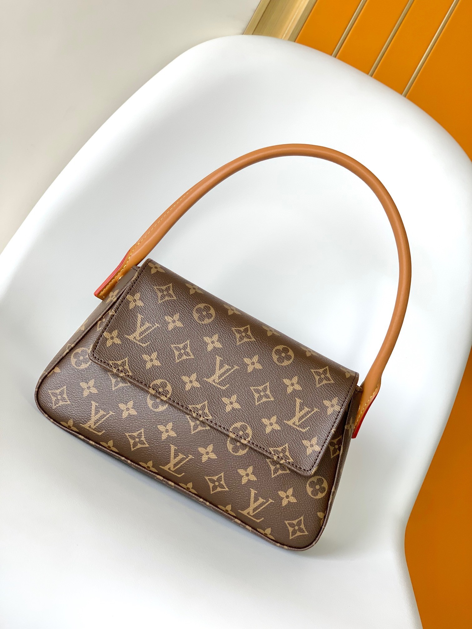 L X V Looping Underarm bag M51147 Size：24x21x9cm