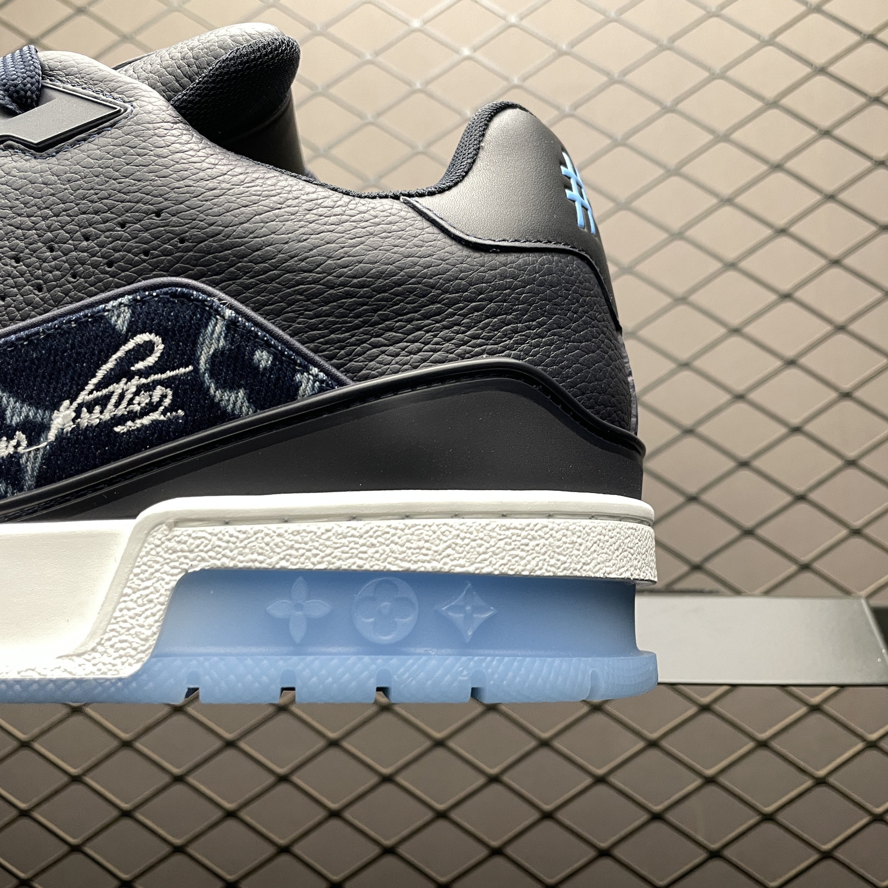 L X V TRAINER Sneaker detail 4