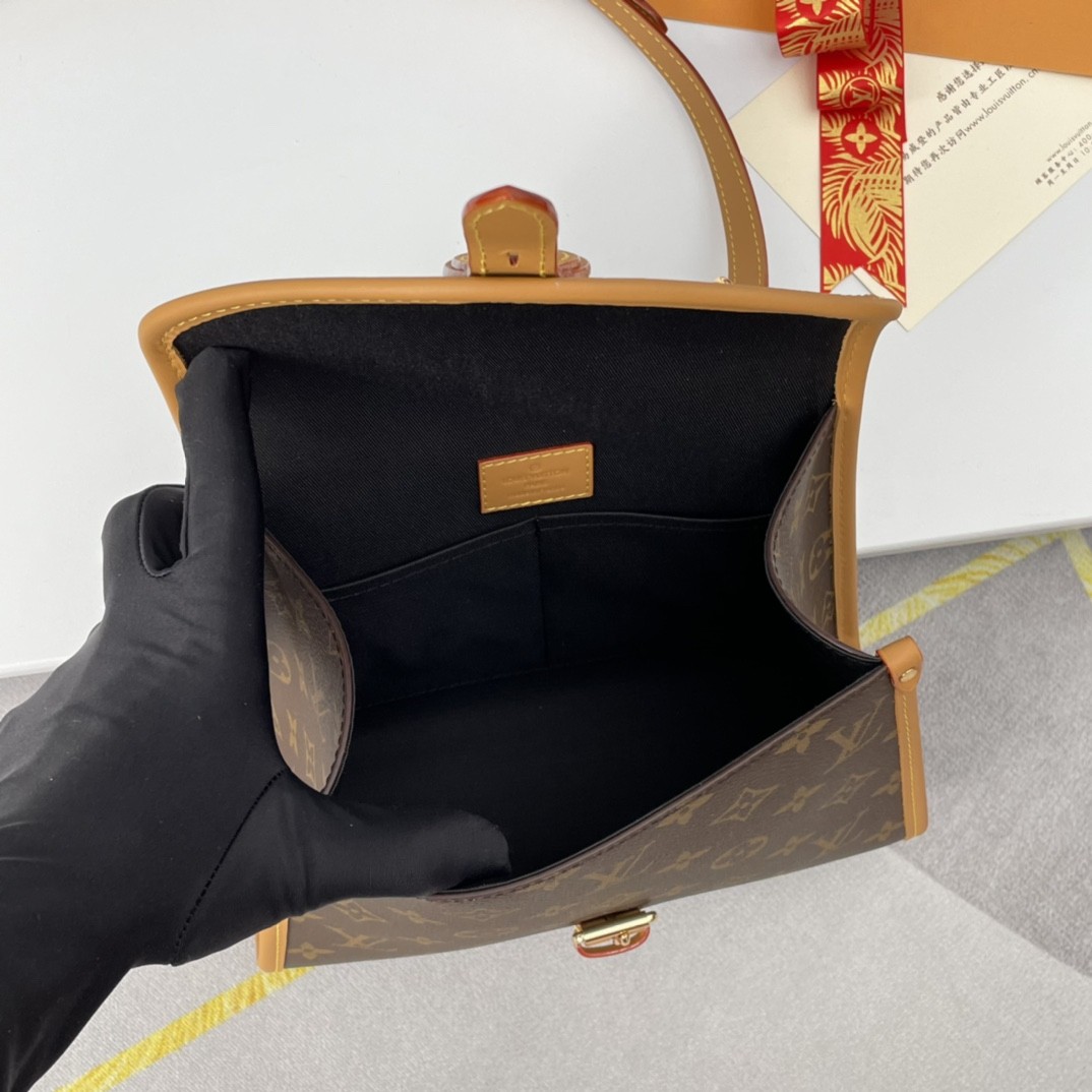 L X V Nicolas Ghesquière M44919 Size:23.5×18×9cm detail 8