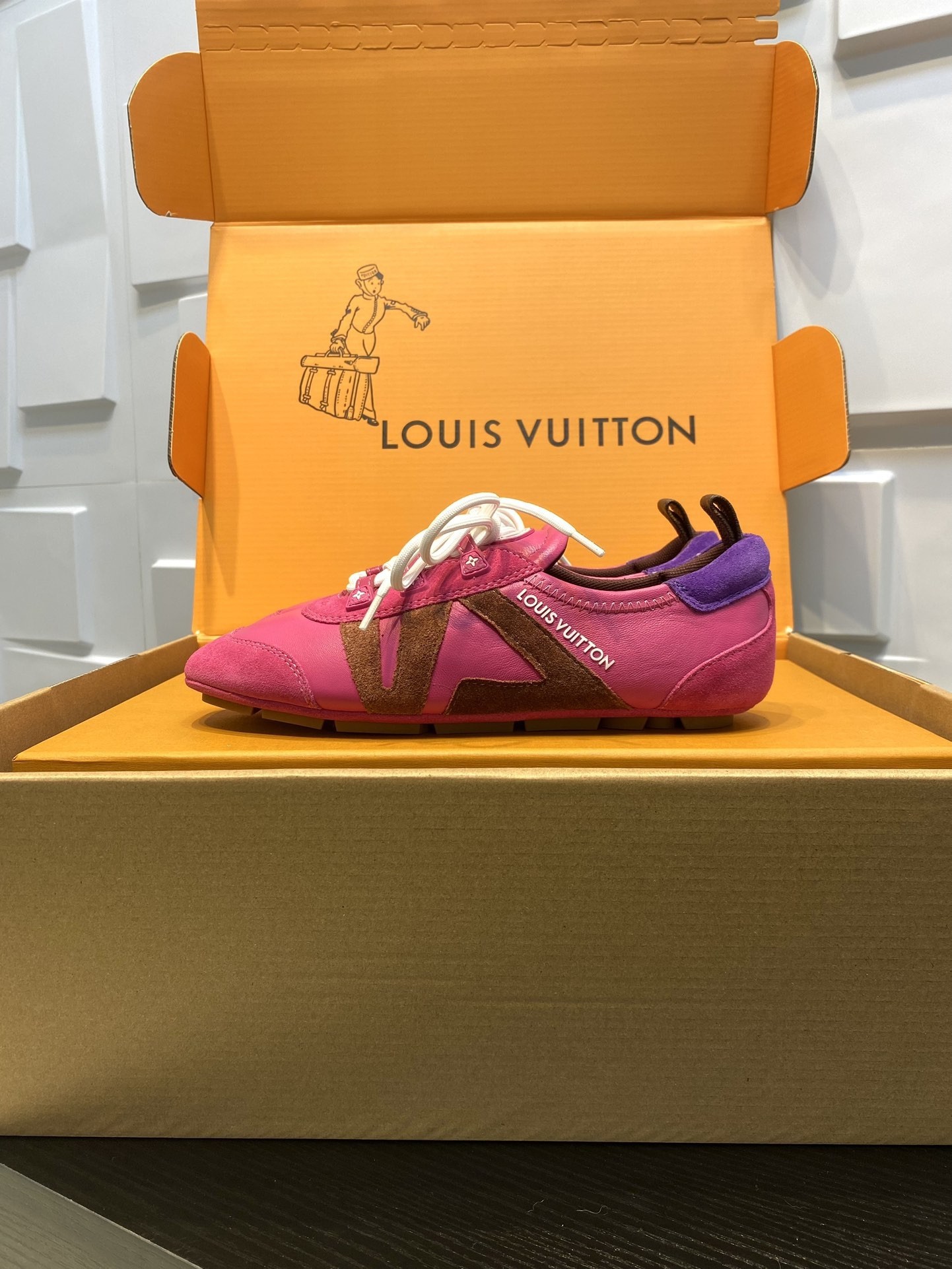 L X V SNEAKERS