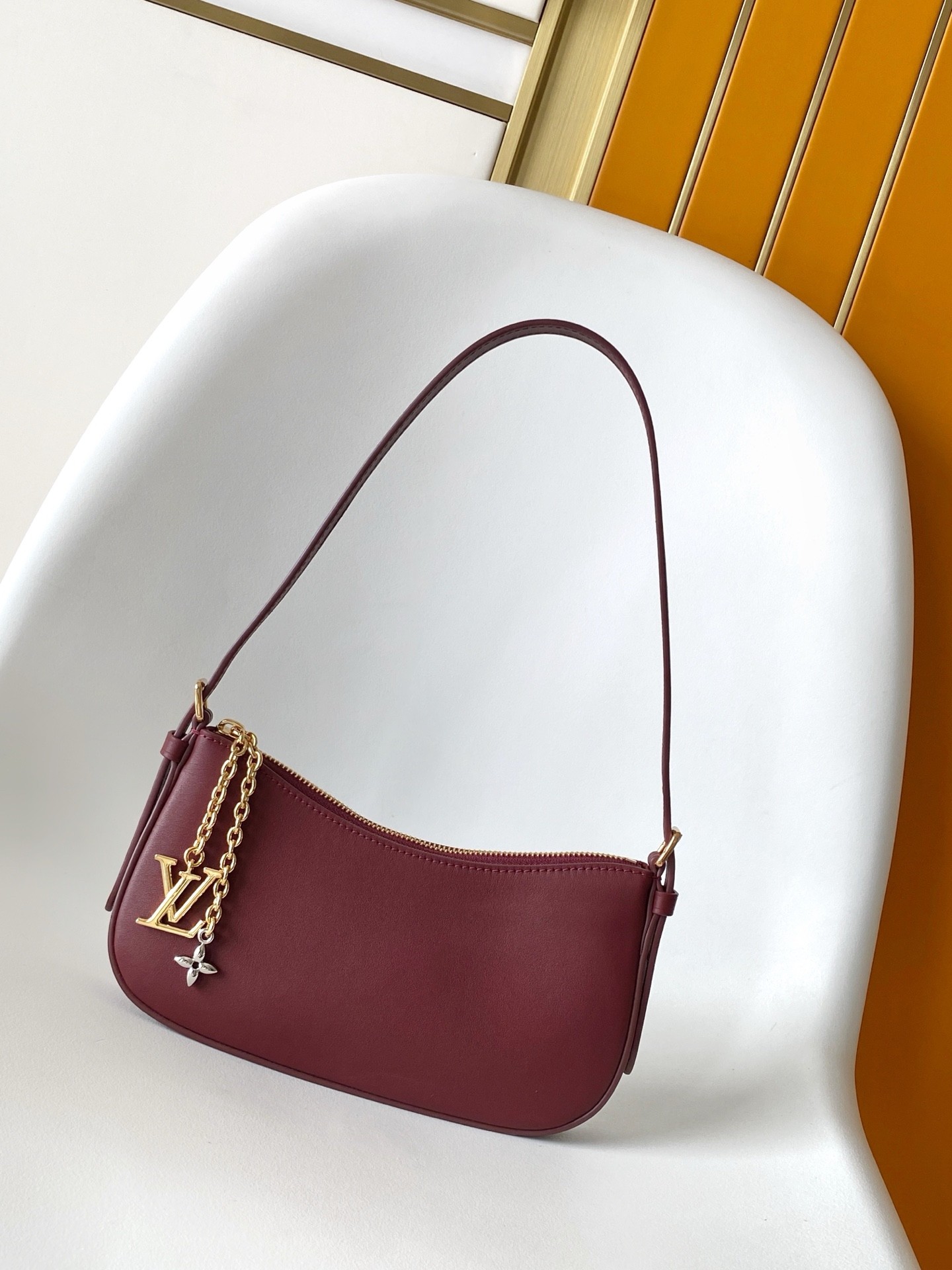 L X V Underarm bag M25650 Size：23x10x4cm