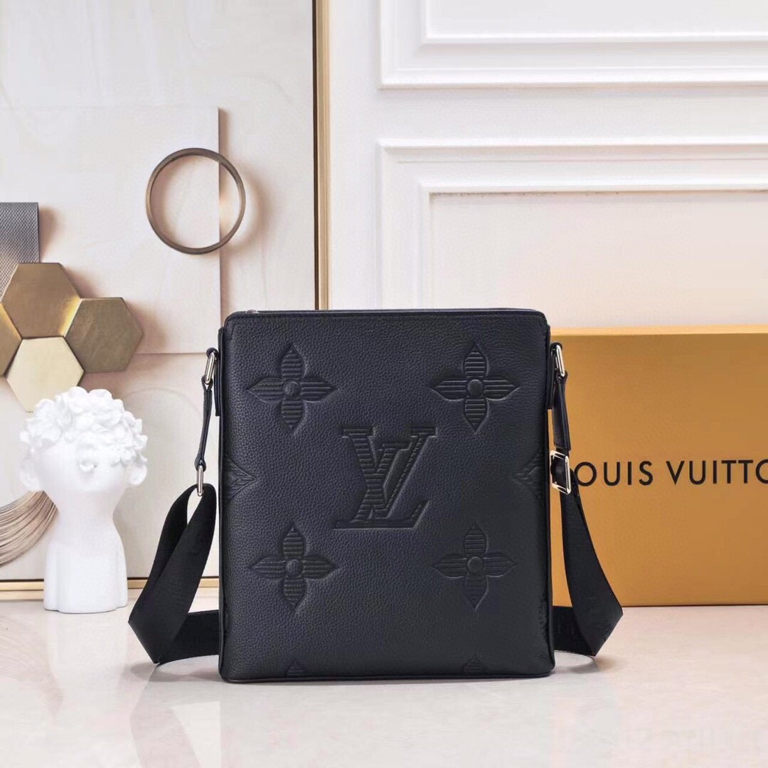 L X V Messenger Bags Size：28x26x5.5cm