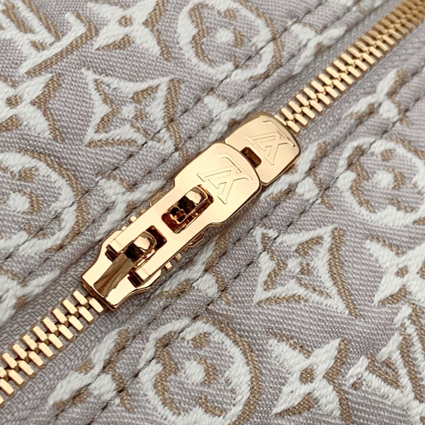 L X V Speedy soft 30 M28479 21x17x30cm detail 6