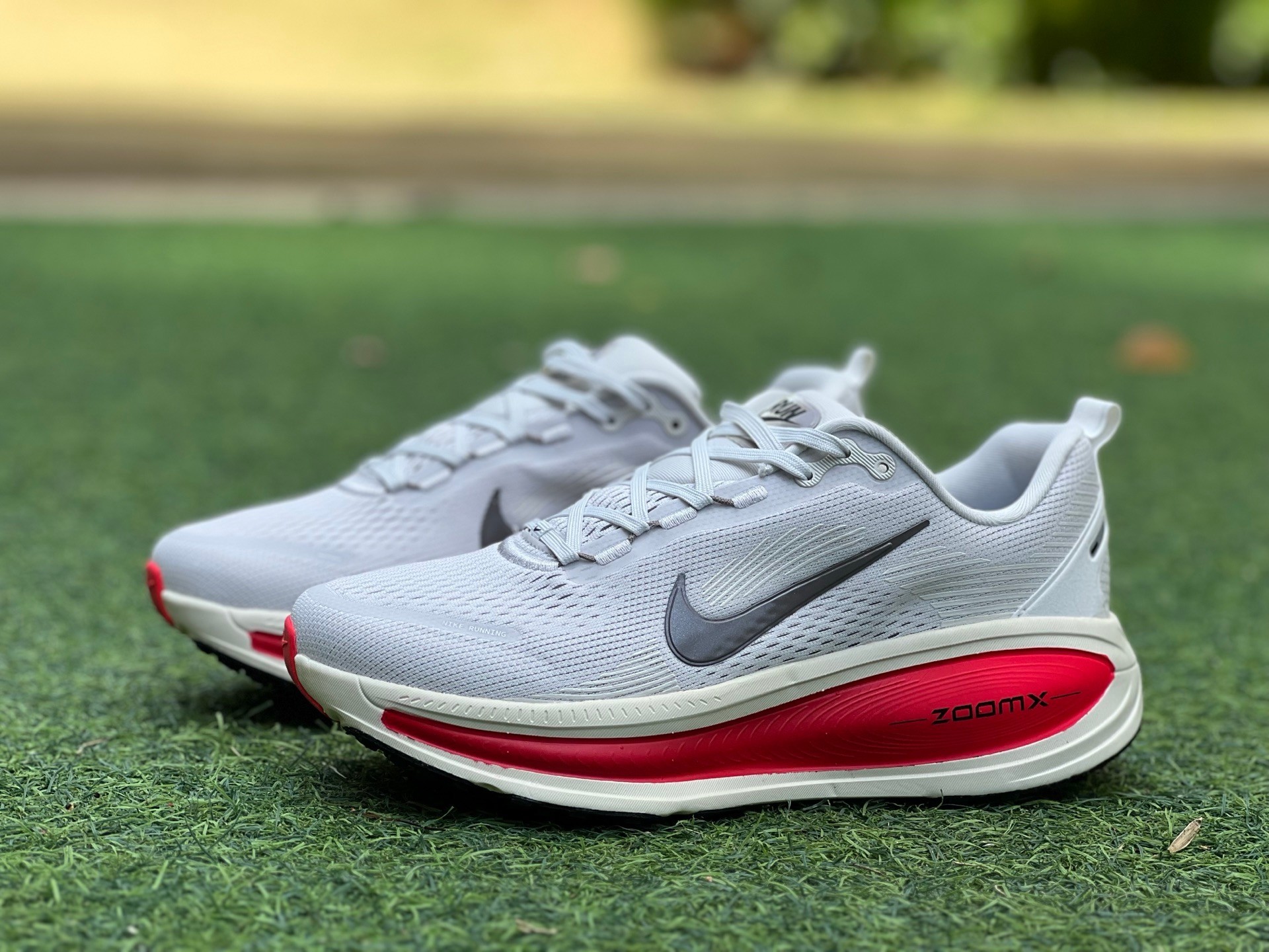 Nike跑步鞋 VOMERO18白红 马拉松  Nike耐克 VOMERO18夏季新款网面气垫透气缓震运动跑步鞋hm6803-0010
