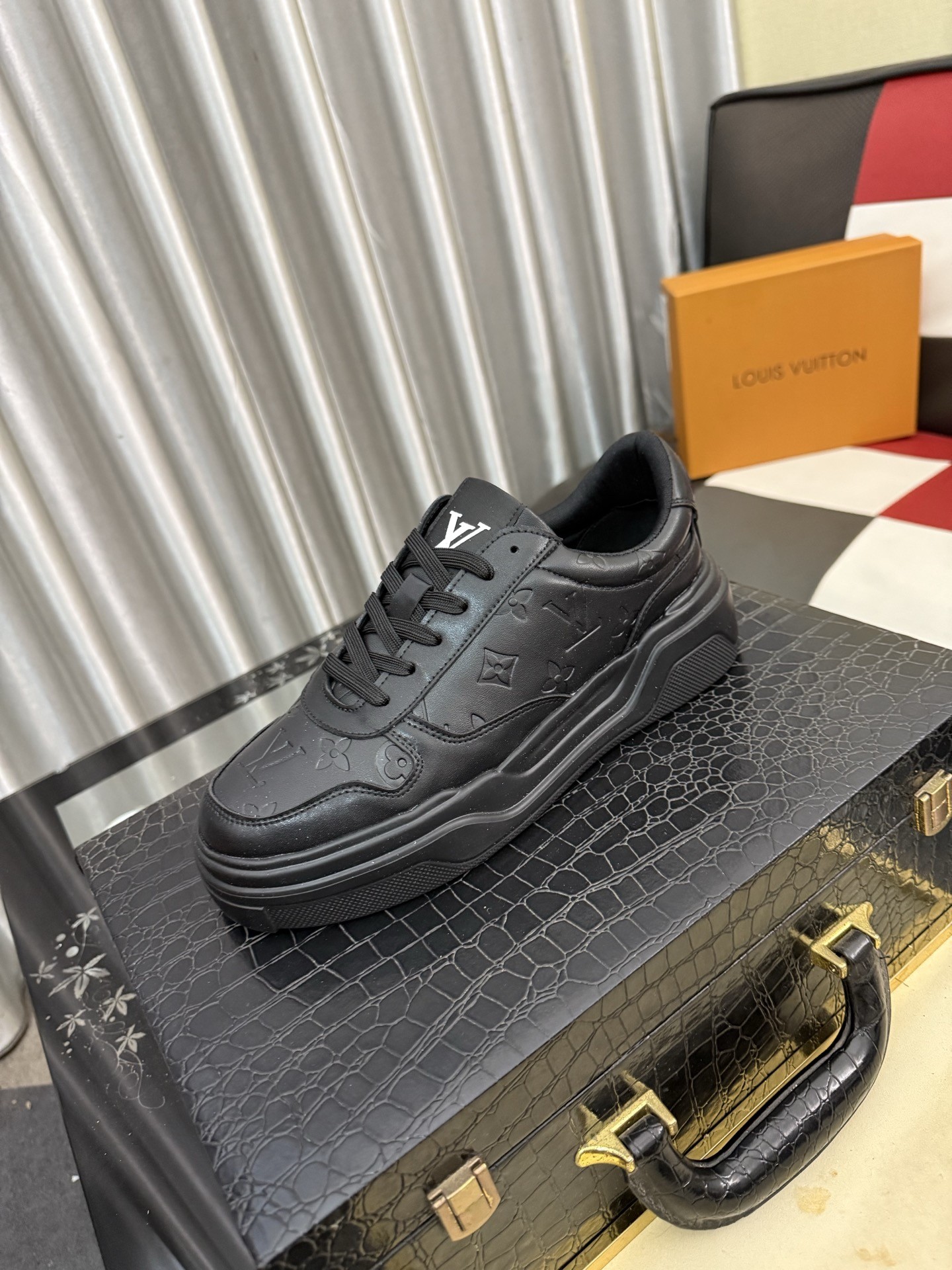 L X V Sneakers detail 2