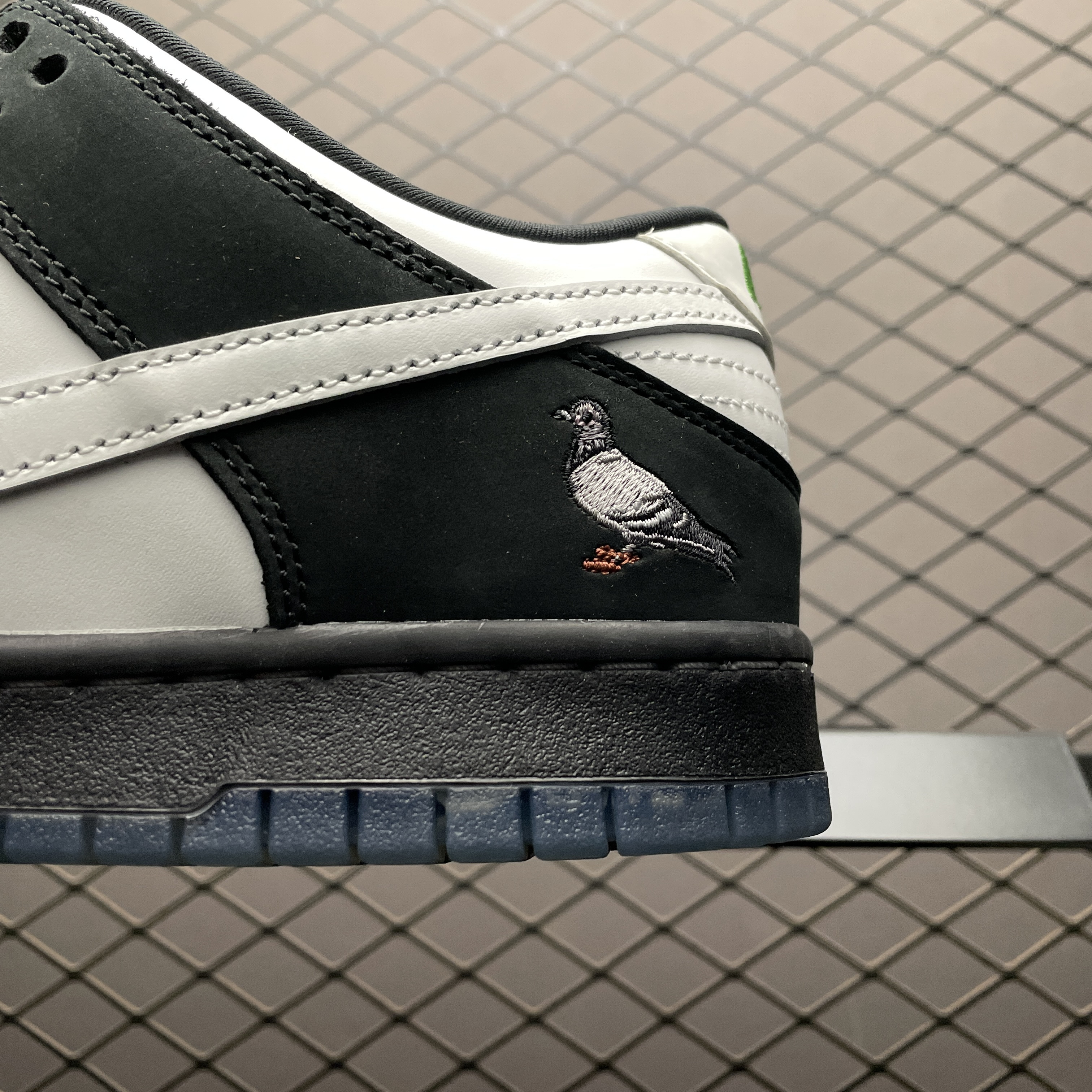 NK SB Dunk Low Staple Panda Pigeon BV1310-013 detail 5