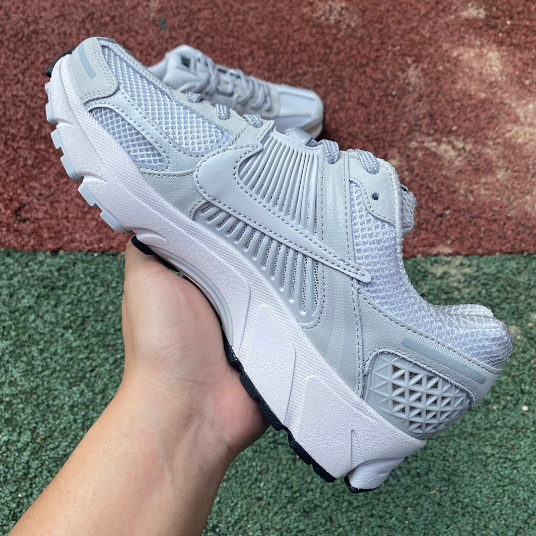 Zoom Vomero 5白灰 Nike Air Zoom Vomero 5防滑耐磨女款 低帮跑步鞋 bv1358-001