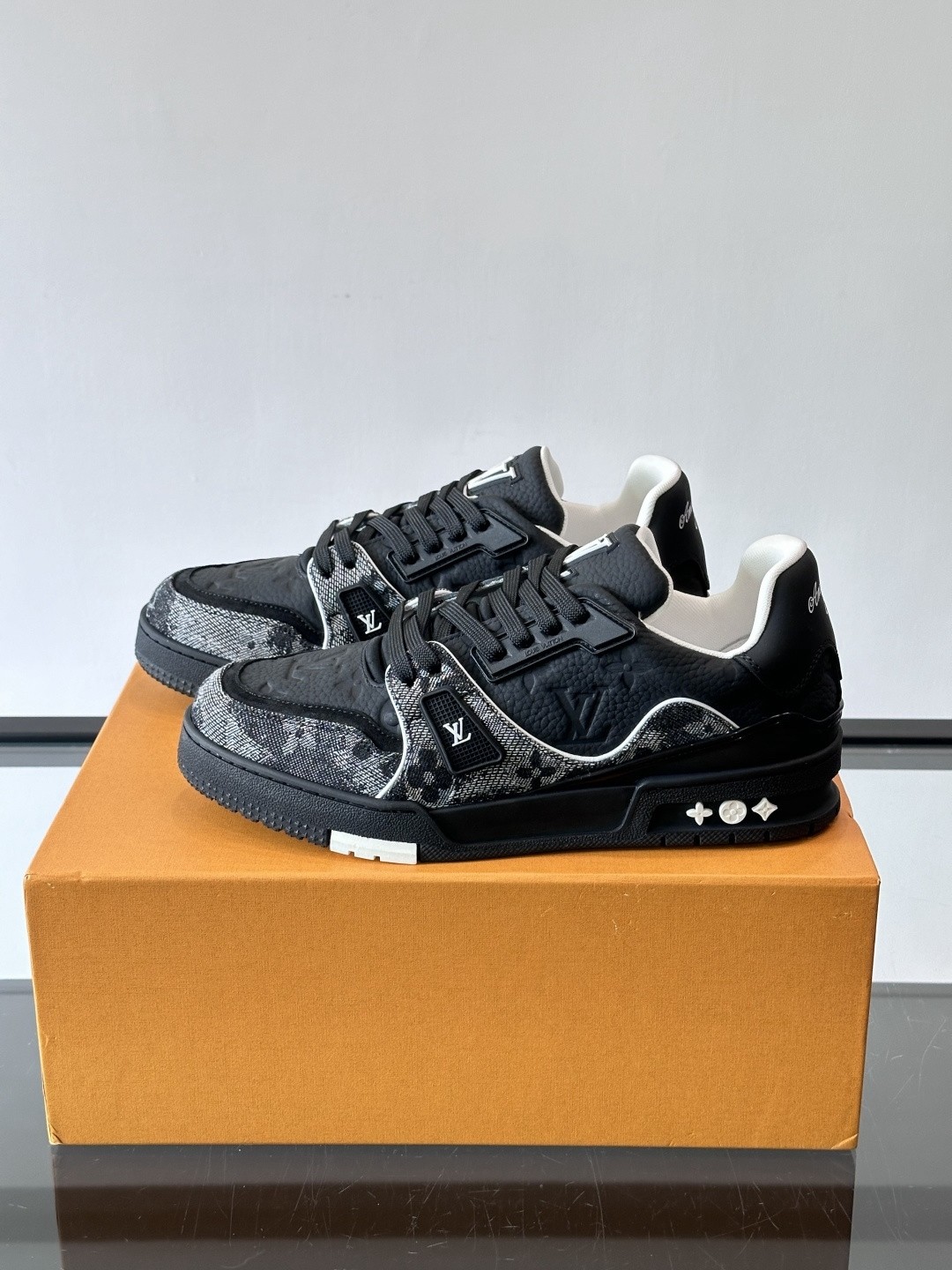 L X V TRAINER Sneakers